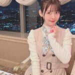 Sumire Uesaka Instagram - げつようび〜！ そして、ゴールデンウィーク！ですねっ！ 皆さま、すこやかにお過ごしですか？ こちらは急に暑さを感じるお天気になりました！あつぅ！！ 冷房のスイッチを入れる日も近いですぞ…？！ ゴールデンウィークを大満喫なみなさまも、労働万歳！なみなさまも、楽しくすこやかに過ごせますようにっ！ お写真はいつぞやの横浜のレストランロケのお写真です！横浜の〜！夜景〜！ひゃっほーい！！ それでは皆さま、今週もすこやかにまいりましょう〜っ！ #上坂すみれ