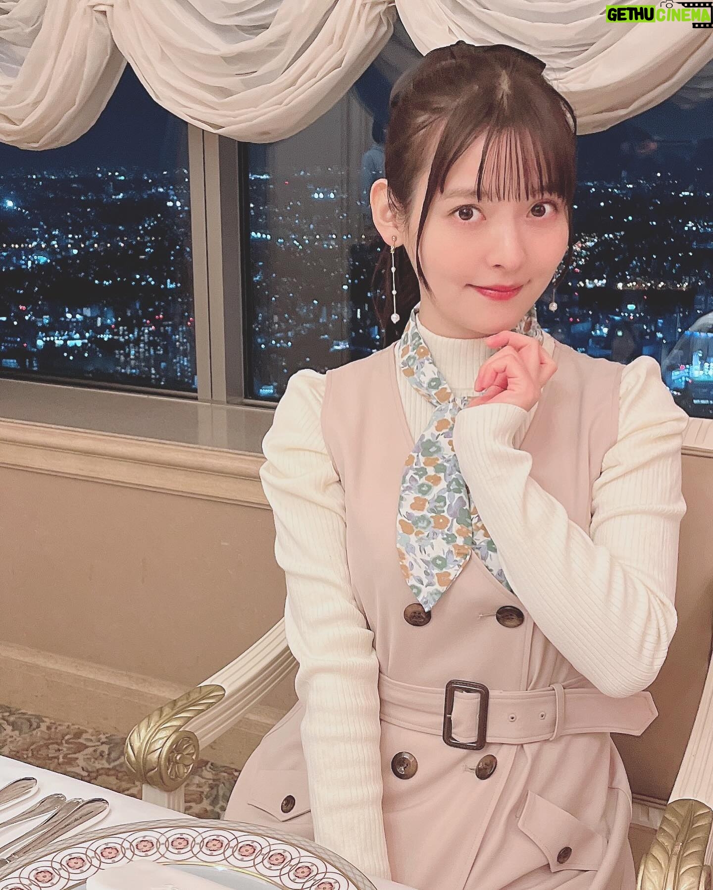 Sumire Uesaka Instagram - げつようび〜! そして、ゴールデンウィーク!ですねっ! 皆さま、すこやかにお過ごしですか? こちらは急に暑さを感じるお天気になりました!あつぅ!! 冷房のスイッチを入れる日も近いですぞ…?! ゴールデンウィークを大満喫なみなさまも、労働万歳!なみなさまも、楽しくすこやかに過ごせますようにっ! お写真はいつぞやの横浜のレストランロケのお写真です!横浜の〜!夜景〜!ひゃっほーい!! それでは皆さま、今週もすこやかにまいりましょう〜っ! #上坂すみれ
