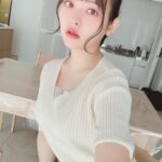 Sumire Uesaka Instagram - きんようび〜！ 皆さま、今週も一週間おつかれさまでしたっ！ そして5月よさようなら〜！！ 五月病にも負けないあなたは超！えらーい！！ 負けてもいいんだよ〜！！ 載せそびれなお写真がたくさんあることに気づいたので、ぼちぼち載せてゆきますねっ！ これは「闇鍋」を作った日のお写真です⌒°( ´∀`)°⌒ 私はきのこ鍋が好きですぞ！菌よ今夜もありがとう〜！ それではみなさま、すこやかな金曜日を過ごしましょうねっ！ #上坂すみれ