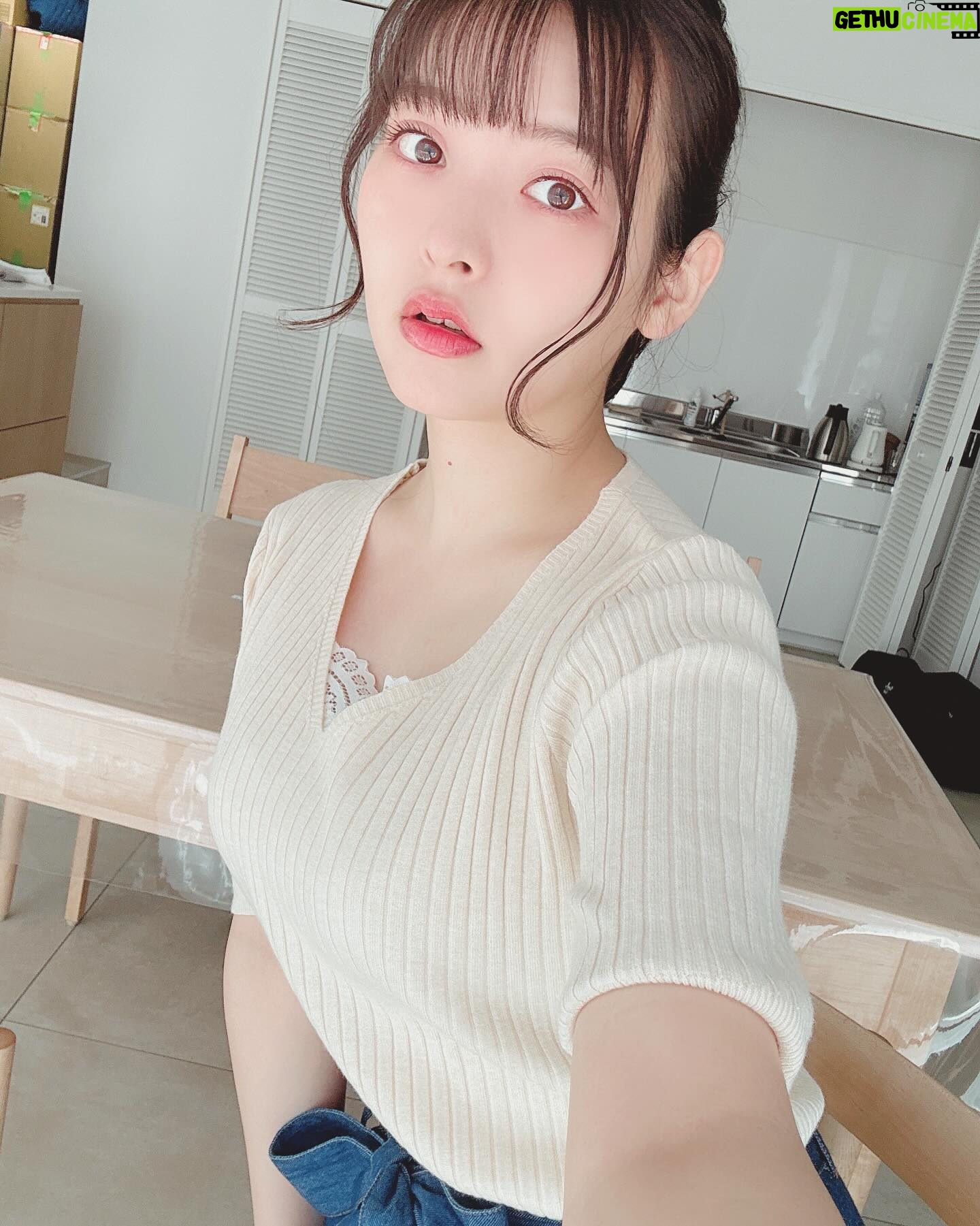 Sumire Uesaka Instagram - きんようび〜! 皆さま、今週も一週間おつかれさまでしたっ! そして5月よさようなら〜!! 五月病にも負けないあなたは超!えらーい!! 負けてもいいんだよ〜!! 載せそびれなお写真がたくさんあることに気づいたので、ぼちぼち載せてゆきますねっ! これは「闇鍋」を作った日のお写真です⌒°( ´∀`)°⌒ 私はきのこ鍋が好きですぞ!菌よ今夜もありがとう〜! それではみなさま、すこやかな金曜日を過ごしましょうねっ! #上坂すみれ