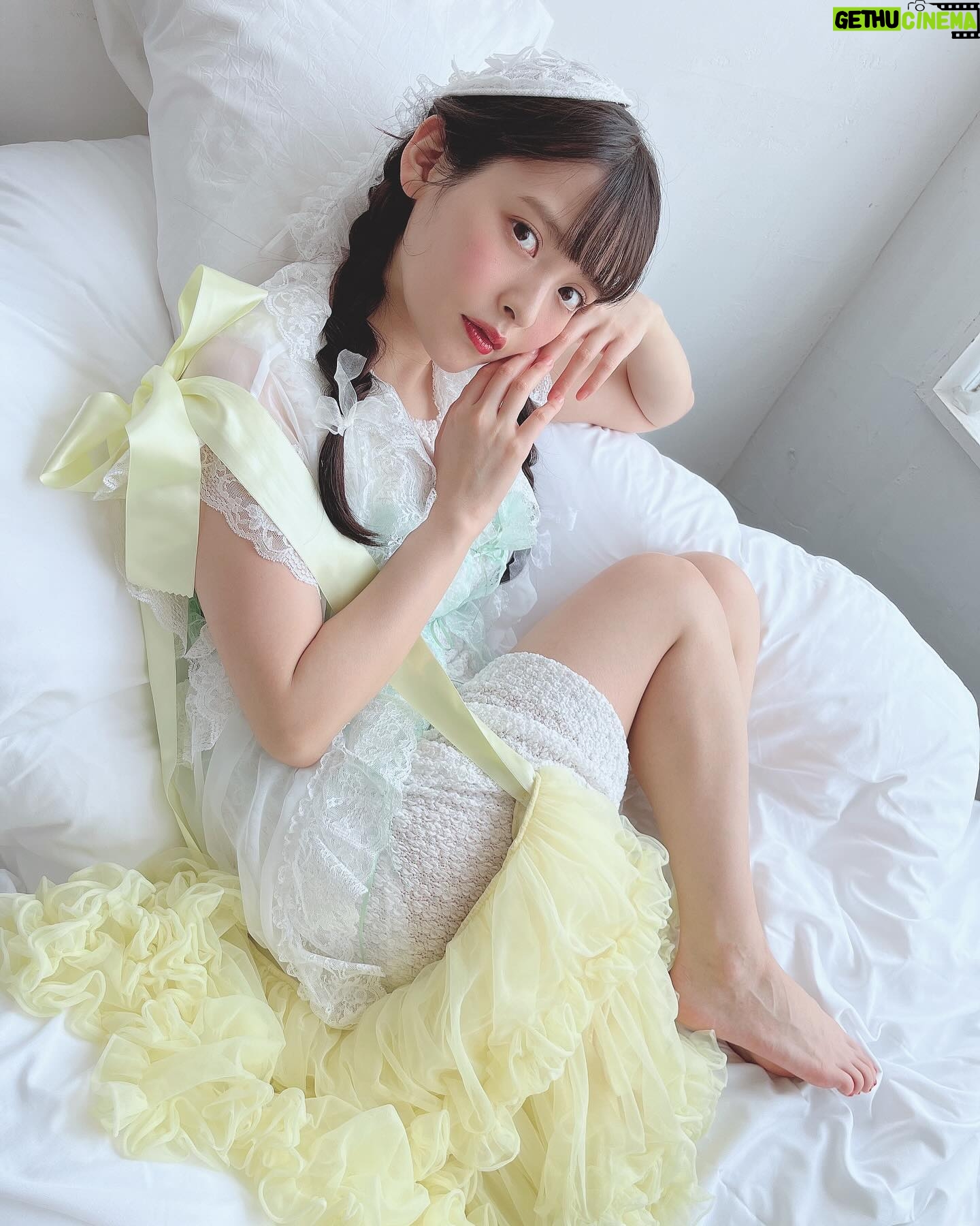 Sumire Uesaka Instagram - もくようび〜! 皆さま、すこやかにお過ごしですか? 5月が終わる?!と思ったら、もう1日ありましたね!まだ終わらんよ〜!! 最近はたくさん収録や撮影やレコーディングなどなどをしておりますよ! 現場が充実していて上坂さんはうれしい!! すこやか目指してがんばるぞ〜!! お写真は5月っぽい?色味のやつです! そして今日より「うる星やつら」ボーイ ミーツ ガール編がスタートします…!是非最後まで、お見逃しなく!! みなさま、どうぞすこやかな月末をお過ごしくださいませ〜! #上坂すみれ