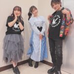 Sumire Uesaka Instagram - げつようび〜！ 皆さま、すこやかにお過ごしですか？ 昨日の「KING AMUSEMENT CREATIVE Anime Histoleap」 の想い出たちです！ アニリープ1周年、おめでとうございます！私の曲もこれからますます増えてくれたらうれしいなぁ…！ そして、お越しの皆さまと一緒に「パパのいうことを聞きなさい！」を観ながらコメンタリーをしましたっ！ パパ聞きですよっ！わああ！！ 初めてのレギュラー、初めての主演、初めてのキャラクターソング…とにかく、すべてがここから始まった、大切な作品です。そしてやっぱり、素敵なストーリー！色々思い出して…うるうるしてしまいました…！ また、「パパ聞き」のイベント、やりたいなぁ…！集まって、いろいろなこと、お話したいです…！ねっ！ 会場ではangelaのお二人にお会いできました！ スターチャイルドの残党は徹底的に戦うぞ〜！みたいなお写真お写真撮っていただきました！いつも素敵な先輩です！ それでは皆さま、今週もすこやかにまいりましょうねっ！ #上坂すみれ 衣装　@natsu_no_mizu ヘアメイク　@maaaaasahi0514