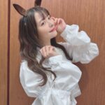 Sumire Uesaka Instagram - おはようございます〜！ 5月が本格的に始まった…気がします！こんにちは5月〜！ 先日の劇場版「ウマ娘」完成披露プレミアでの想い出たちです！ 本当に本当にたくさんの方に体感いただきたい作品…！公開が待ち遠しいですっ！ この日はサプライズライブも行われました！実は「うまぴょい伝説」の完全版振り付け、初めてでした(｀°ω°´)ずきゅんどきゅん スクリーンを駆け抜けるウマ娘たちの、心が焼けつくような眩く美しい光景をどうぞお見逃しなく！ そして5月もね！みなさま、すこやかにまいりましょうね〜っ！ #ウマ娘