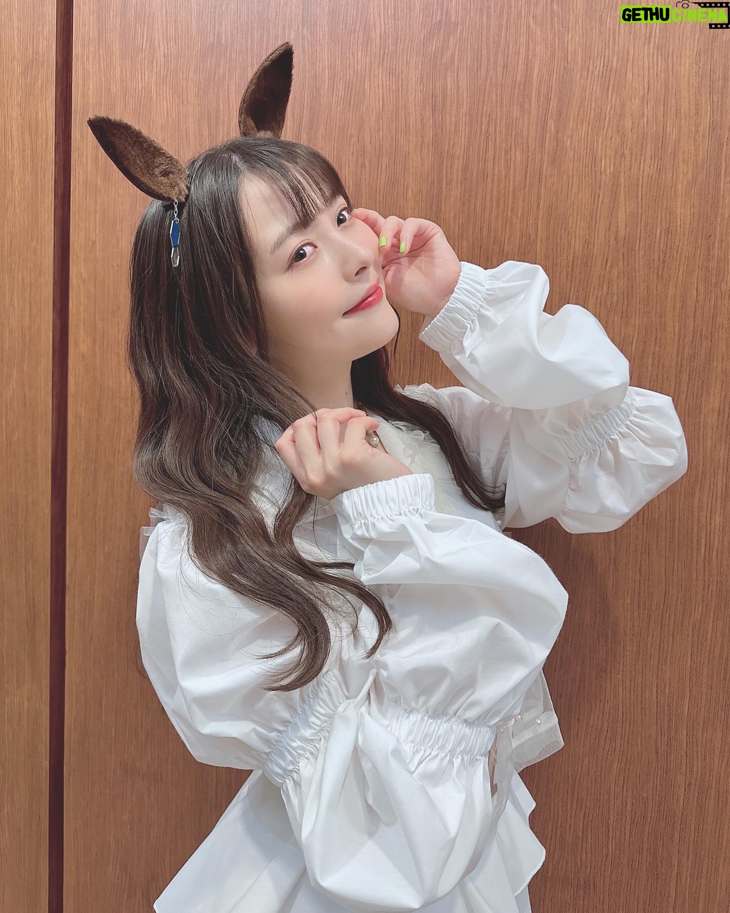 Sumire Uesaka Instagram - おはようございます〜! 5月が本格的に始まった…気がします!こんにちは5月〜! 先日の劇場版「ウマ娘」完成披露プレミアでの想い出たちです! 本当に本当にたくさんの方に体感いただきたい作品…!公開が待ち遠しいですっ! この日はサプライズライブも行われました!実は「うまぴょい伝説」の完全版振り付け、初めてでした(`°ω°´)ずきゅんどきゅん スクリーンを駆け抜けるウマ娘たちの、心が焼けつくような眩く美しい光景をどうぞお見逃しなく! そして5月もね!みなさま、すこやかにまいりましょうね〜っ! #ウマ娘