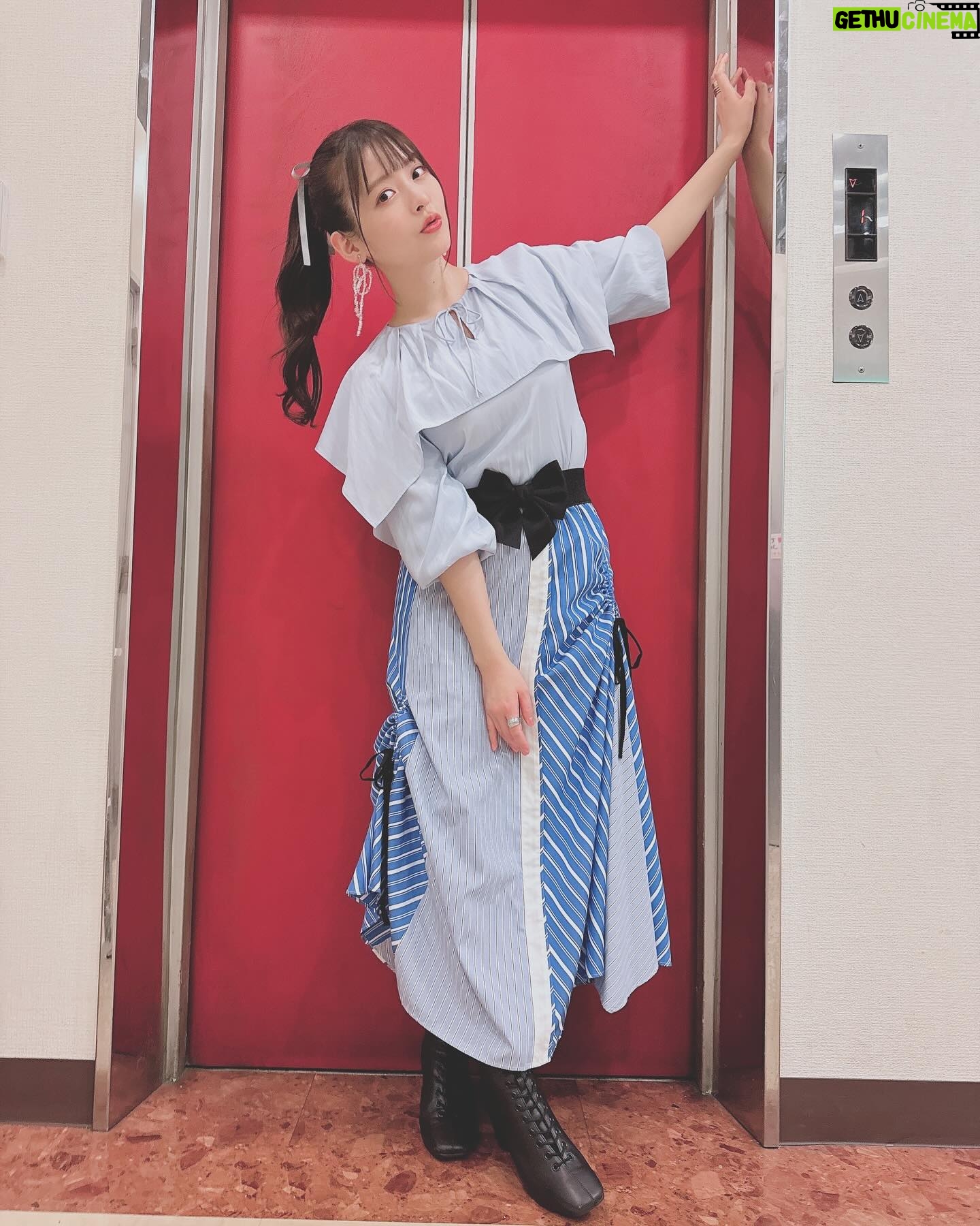Sumire Uesaka Instagram - げつようび〜! 皆さま、すこやかにお過ごしですか? 昨日の「KING AMUSEMENT CREATIVE Anime Histoleap」 の想い出たちです! アニリープ1周年、おめでとうございます!私の曲もこれからますます増えてくれたらうれしいなぁ…! そして、お越しの皆さまと一緒に「パパのいうことを聞きなさい!」を観ながらコメンタリーをしましたっ! パパ聞きですよっ!わああ!! 初めてのレギュラー、初めての主演、初めてのキャラクターソング…とにかく、すべてがここから始まった、大切な作品です。そしてやっぱり、素敵なストーリー!色々思い出して…うるうるしてしまいました…! また、「パパ聞き」のイベント、やりたいなぁ…!集まって、いろいろなこと、お話したいです…!ねっ! 会場ではangelaのお二人にお会いできました! スターチャイルドの残党は徹底的に戦うぞ〜!みたいなお写真お写真撮っていただきました!いつも素敵な先輩です! それでは皆さま、今週もすこやかにまいりましょうねっ! #上坂すみれ 衣装 @natsu_no_mizu ヘアメイク @maaaaasahi0514