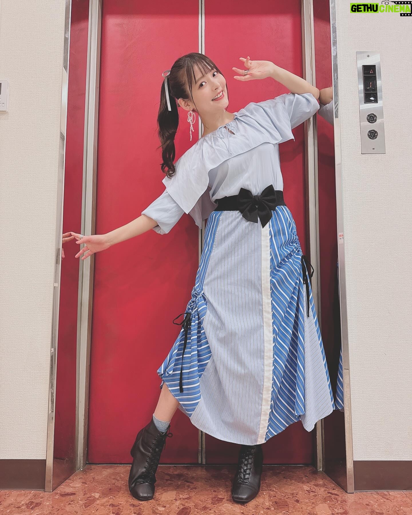 Sumire Uesaka Instagram - げつようび〜! 皆さま、すこやかにお過ごしですか? 昨日の「KING AMUSEMENT CREATIVE Anime Histoleap」 の想い出たちです! アニリープ1周年、おめでとうございます!私の曲もこれからますます増えてくれたらうれしいなぁ…! そして、お越しの皆さまと一緒に「パパのいうことを聞きなさい!」を観ながらコメンタリーをしましたっ! パパ聞きですよっ!わああ!! 初めてのレギュラー、初めての主演、初めてのキャラクターソング…とにかく、すべてがここから始まった、大切な作品です。そしてやっぱり、素敵なストーリー!色々思い出して…うるうるしてしまいました…! また、「パパ聞き」のイベント、やりたいなぁ…!集まって、いろいろなこと、お話したいです…!ねっ! 会場ではangelaのお二人にお会いできました! スターチャイルドの残党は徹底的に戦うぞ〜!みたいなお写真お写真撮っていただきました!いつも素敵な先輩です! それでは皆さま、今週もすこやかにまいりましょうねっ! #上坂すみれ 衣装 @natsu_no_mizu ヘアメイク @maaaaasahi0514