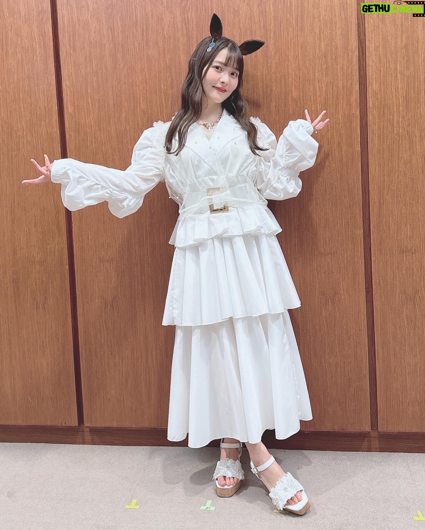 Sumire Uesaka Instagram - おはようございます〜! 5月が本格的に始まった…気がします!こんにちは5月〜! 先日の劇場版「ウマ娘」完成披露プレミアでの想い出たちです! 本当に本当にたくさんの方に体感いただきたい作品…!公開が待ち遠しいですっ! この日はサプライズライブも行われました!実は「うまぴょい伝説」の完全版振り付け、初めてでした(`°ω°´)ずきゅんどきゅん スクリーンを駆け抜けるウマ娘たちの、心が焼けつくような眩く美しい光景をどうぞお見逃しなく! そして5月もね!みなさま、すこやかにまいりましょうね〜っ! #ウマ娘