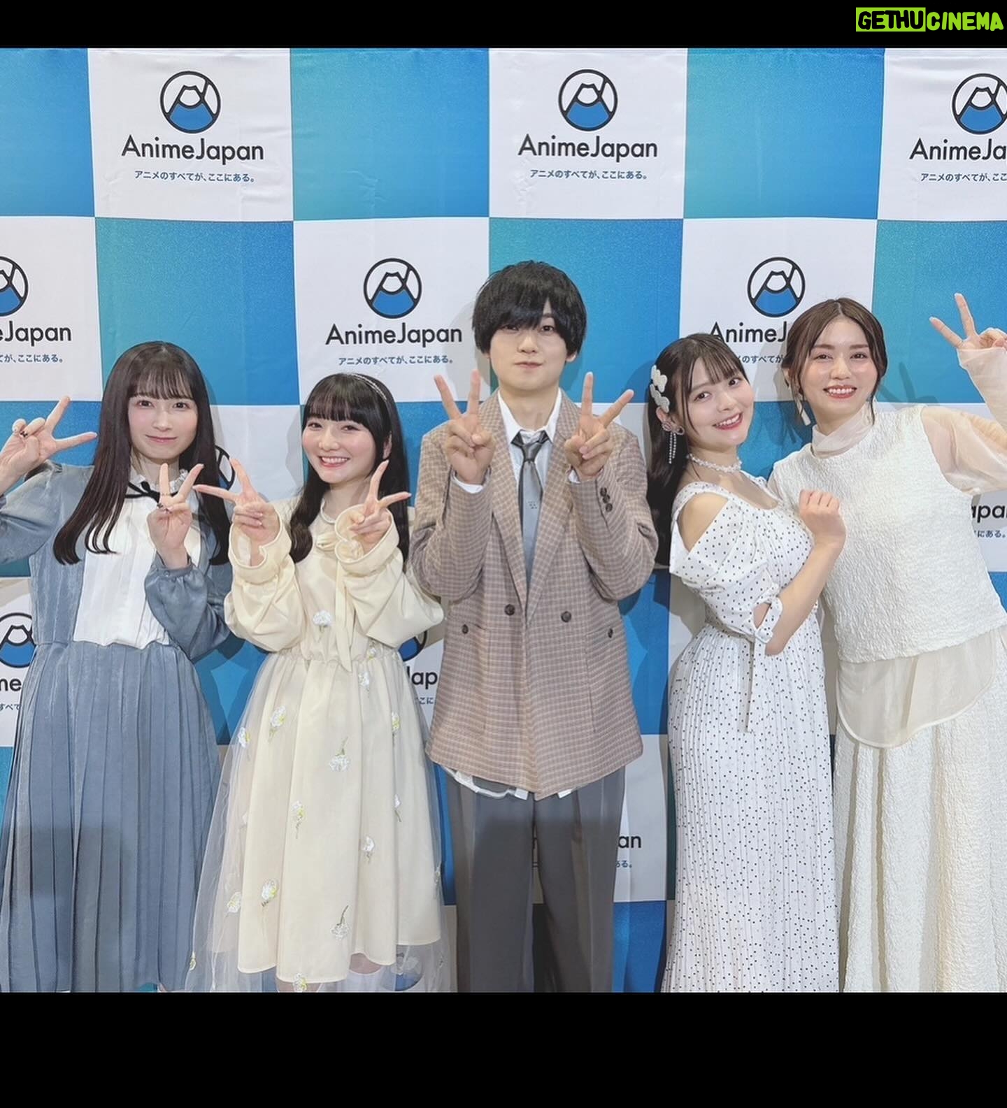 Sumire Uesaka Instagram - にちようび! 本日はAnimeJapan2024に参加してきました〜っ! 「君のことが大大大大大好きな100人の彼女」 「時々ボソッとロシア語でデレる隣のアーリャさん」 「甘神さんちの縁結び」 ステージにそれぞれ出演させていただきましたっ! どのステージも会場、配信にてたくさんの方に楽しんでいただけてとてもうれしいですっ! 改めまして、皆さまありがとうございました〜っ! 会場を歩いていたら「機動戦士ガンダムSEED FREEDOM」のパネルに遭遇してお写真を撮れましたよっ!わぁい!! あとキングレコードの黄色い獣! AnimeJapanは1日めぐっていたい楽しいイベントです…! 明日またこのあとのイベントお写真も載せますねっ! それでは皆さま、すこやかにおやすみなさいませ〜っ! 衣装 @natsu_no_mizu ヘアメイク @maaaaasahi0514