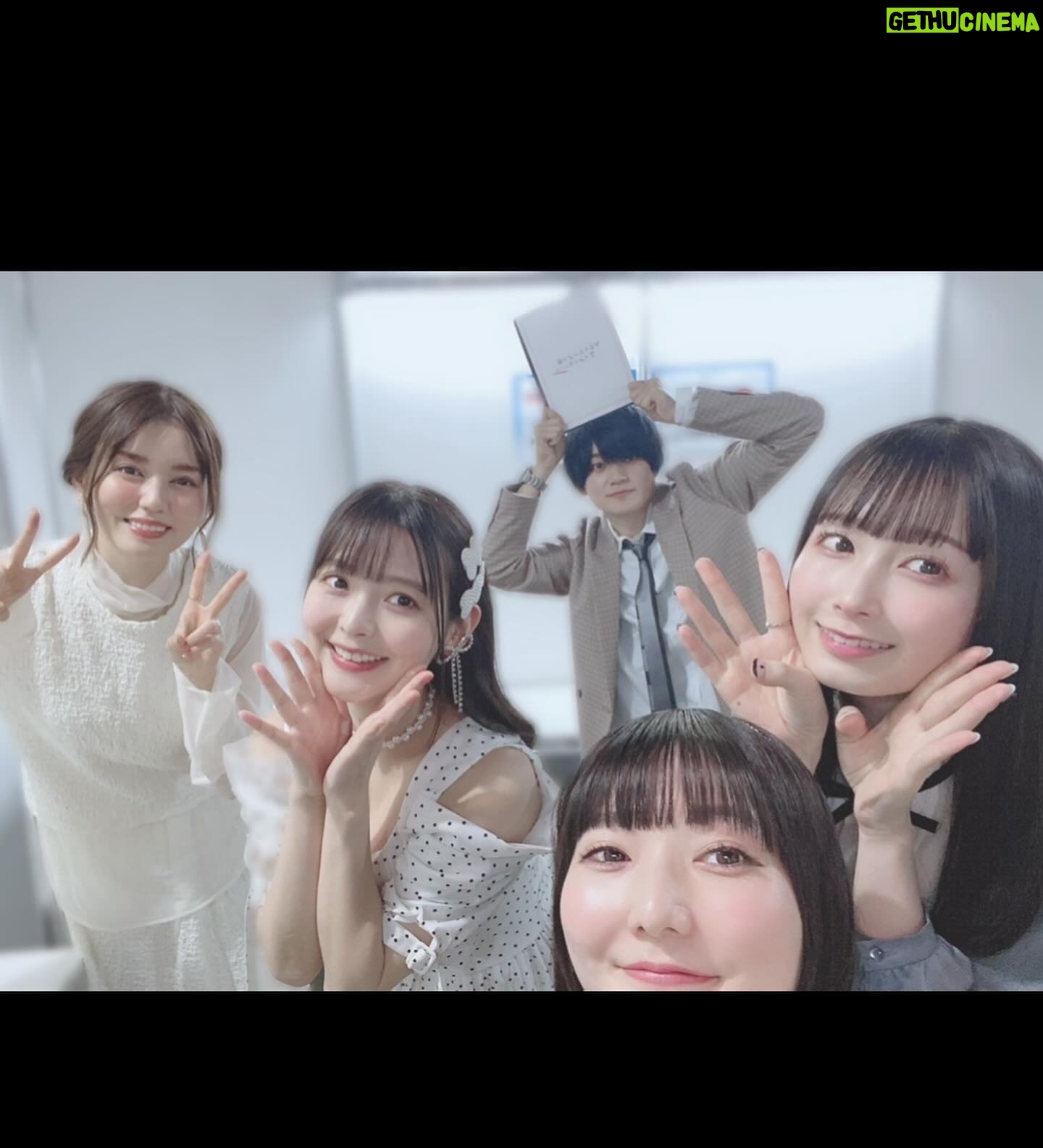 Sumire Uesaka Instagram - にちようび! 本日はAnimeJapan2024に参加してきました〜っ! 「君のことが大大大大大好きな100人の彼女」 「時々ボソッとロシア語でデレる隣のアーリャさん」 「甘神さんちの縁結び」 ステージにそれぞれ出演させていただきましたっ! どのステージも会場、配信にてたくさんの方に楽しんでいただけてとてもうれしいですっ! 改めまして、皆さまありがとうございました〜っ! 会場を歩いていたら「機動戦士ガンダムSEED FREEDOM」のパネルに遭遇してお写真を撮れましたよっ!わぁい!! あとキングレコードの黄色い獣! AnimeJapanは1日めぐっていたい楽しいイベントです…! 明日またこのあとのイベントお写真も載せますねっ! それでは皆さま、すこやかにおやすみなさいませ〜っ! 衣装 @natsu_no_mizu ヘアメイク @maaaaasahi0514