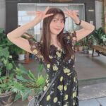 Sumire Uesaka Instagram - どようび〜！ 皆さま、すこやかにお過ごしでしょうか？ まだ載せていなかったタイの想い出お写真たち〜！ カオソーイというタイのカレーラーメンがすっごく美味しかったのです！そしてお昼のモクテル、フルーティで最高…ノンアルでもおいしいなんてすばらしい！ ワット・ポーの涅槃仏も見に行くことができました！なんという大きさ〜！！キラキラな寺院、美しかったです！ トゥクトゥクにも乗れましたよっ！タイといえばトゥクトゥク！かわいいトゥクトゥク！ ロシデレイベントもタイ観光も共に楽しまくったのでした！タイに連れてきてくれてありがとうアーリャさん…！！ お天気が春っぽかったり夏っぽかったりしますが、皆さま、体調に気をつけてまいりましょうね！ それでは、すこやかな週末をお過ごしくださいっ！ #上坂すみれ