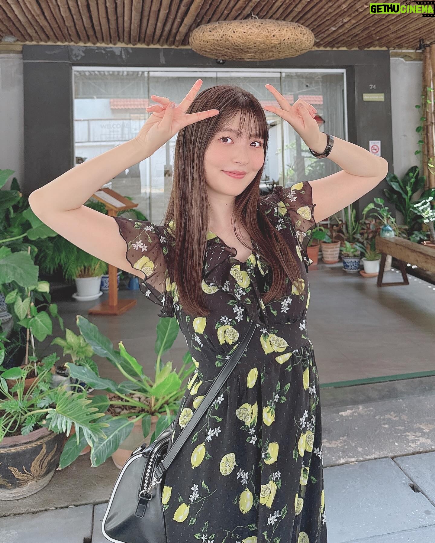 Sumire Uesaka Instagram - どようび〜! 皆さま、すこやかにお過ごしでしょうか? まだ載せていなかったタイの想い出お写真たち〜! カオソーイというタイのカレーラーメンがすっごく美味しかったのです!そしてお昼のモクテル、フルーティで最高…ノンアルでもおいしいなんてすばらしい! ワット・ポーの涅槃仏も見に行くことができました!なんという大きさ〜!!キラキラな寺院、美しかったです! トゥクトゥクにも乗れましたよっ!タイといえばトゥクトゥク!かわいいトゥクトゥク! ロシデレイベントもタイ観光も共に楽しまくったのでした!タイに連れてきてくれてありがとうアーリャさん…!! お天気が春っぽかったり夏っぽかったりしますが、皆さま、体調に気をつけてまいりましょうね! それでは、すこやかな週末をお過ごしくださいっ! #上坂すみれ