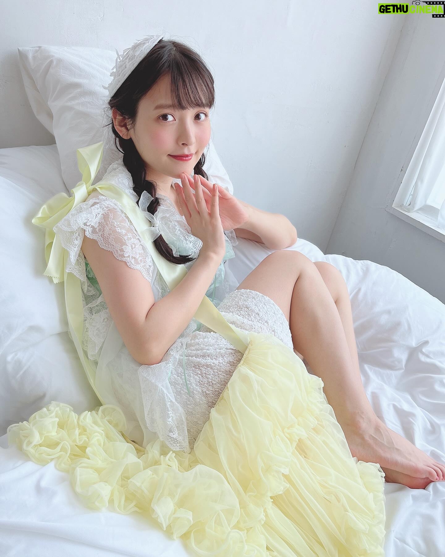 Sumire Uesaka Instagram - もくようび〜! 皆さま、すこやかにお過ごしですか? 5月が終わる?!と思ったら、もう1日ありましたね!まだ終わらんよ〜!! 最近はたくさん収録や撮影やレコーディングなどなどをしておりますよ! 現場が充実していて上坂さんはうれしい!! すこやか目指してがんばるぞ〜!! お写真は5月っぽい?色味のやつです! そして今日より「うる星やつら」ボーイ ミーツ ガール編がスタートします…!是非最後まで、お見逃しなく!! みなさま、どうぞすこやかな月末をお過ごしくださいませ〜! #上坂すみれ