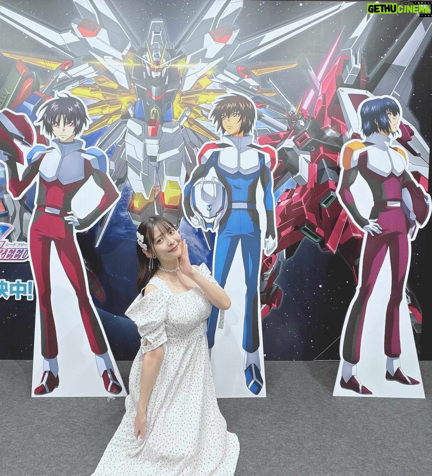 Sumire Uesaka Instagram - にちようび! 本日はAnimeJapan2024に参加してきました〜っ! 「君のことが大大大大大好きな100人の彼女」 「時々ボソッとロシア語でデレる隣のアーリャさん」 「甘神さんちの縁結び」 ステージにそれぞれ出演させていただきましたっ! どのステージも会場、配信にてたくさんの方に楽しんでいただけてとてもうれしいですっ! 改めまして、皆さまありがとうございました〜っ! 会場を歩いていたら「機動戦士ガンダムSEED FREEDOM」のパネルに遭遇してお写真を撮れましたよっ!わぁい!! あとキングレコードの黄色い獣! AnimeJapanは1日めぐっていたい楽しいイベントです…! 明日またこのあとのイベントお写真も載せますねっ! それでは皆さま、すこやかにおやすみなさいませ〜っ! 衣装 @natsu_no_mizu ヘアメイク @maaaaasahi0514