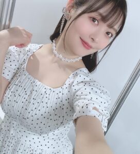 Sumire Uesaka Instagram - にちようび！ 本日はAnimeJapan2024に参加してきました〜っ！ 「君のことが大大大大大好きな100人の彼女」 「時々ボソッとロシア語でデレる隣のアーリャさん」 「甘神さんちの縁結び」 ステージにそれぞれ出演させていただきましたっ！ どのステージも会場、配信にてたくさんの方に楽しんでいただけてとてもうれしいですっ！ 改めまして、皆さまありがとうございました〜っ！ 会場を歩いていたら「機動戦士ガンダムSEED FREEDOM」のパネルに遭遇してお写真を撮れましたよっ！わぁい！！ あとキングレコードの黄色い獣！ AnimeJapanは1日めぐっていたい楽しいイベントです…！ 明日またこのあとのイベントお写真も載せますねっ！ それでは皆さま、すこやかにおやすみなさいませ〜っ！ 衣装　@natsu_no_mizu ヘアメイク　@maaaaasahi0514