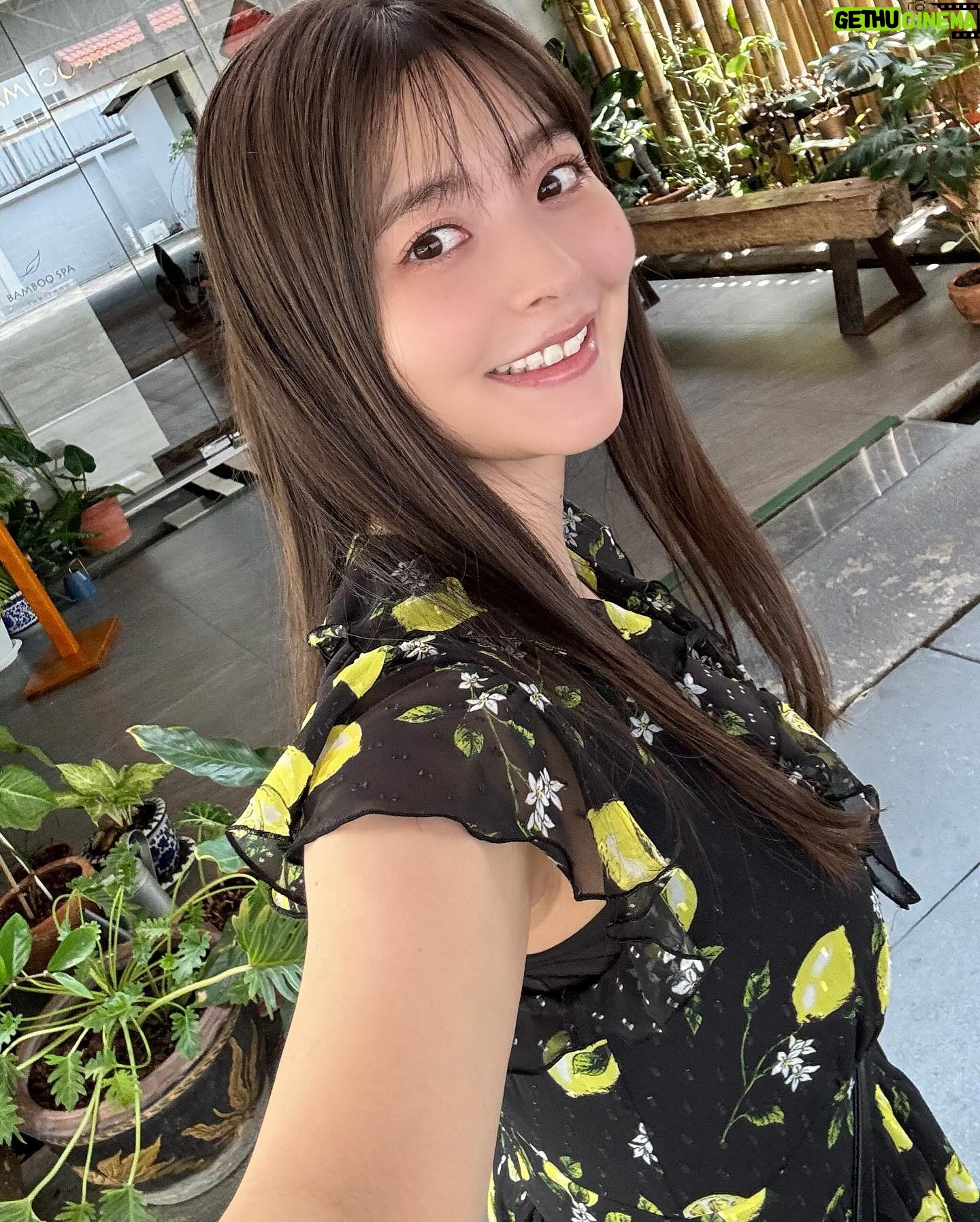 Sumire Uesaka Instagram - どようび〜! 皆さま、すこやかにお過ごしでしょうか? まだ載せていなかったタイの想い出お写真たち〜! カオソーイというタイのカレーラーメンがすっごく美味しかったのです!そしてお昼のモクテル、フルーティで最高…ノンアルでもおいしいなんてすばらしい! ワット・ポーの涅槃仏も見に行くことができました!なんという大きさ〜!!キラキラな寺院、美しかったです! トゥクトゥクにも乗れましたよっ!タイといえばトゥクトゥク!かわいいトゥクトゥク! ロシデレイベントもタイ観光も共に楽しまくったのでした!タイに連れてきてくれてありがとうアーリャさん…!! お天気が春っぽかったり夏っぽかったりしますが、皆さま、体調に気をつけてまいりましょうね! それでは、すこやかな週末をお過ごしくださいっ! #上坂すみれ