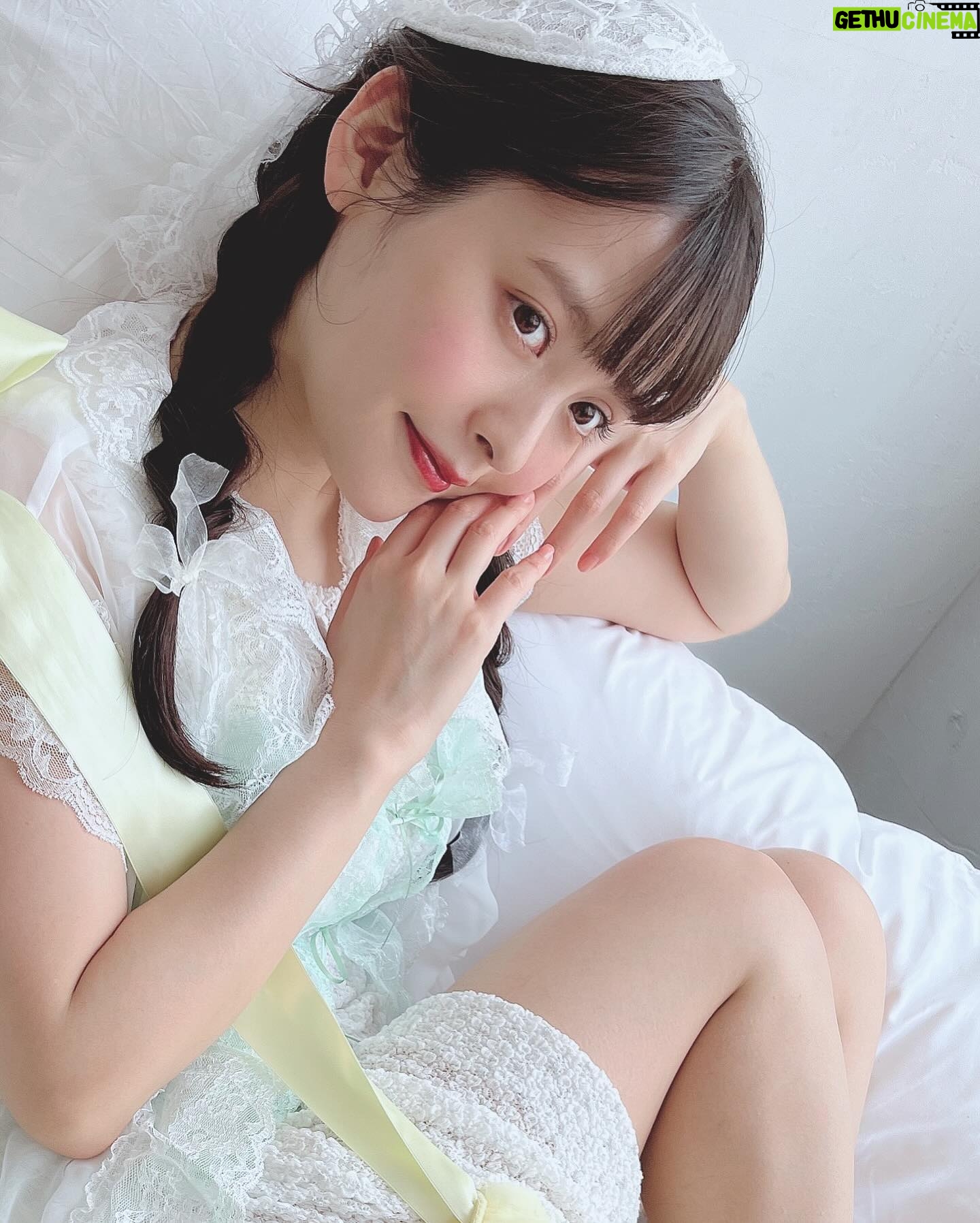 Sumire Uesaka Instagram - もくようび〜! 皆さま、すこやかにお過ごしですか? 5月が終わる?!と思ったら、もう1日ありましたね!まだ終わらんよ〜!! 最近はたくさん収録や撮影やレコーディングなどなどをしておりますよ! 現場が充実していて上坂さんはうれしい!! すこやか目指してがんばるぞ〜!! お写真は5月っぽい?色味のやつです! そして今日より「うる星やつら」ボーイ ミーツ ガール編がスタートします…!是非最後まで、お見逃しなく!! みなさま、どうぞすこやかな月末をお過ごしくださいませ〜! #上坂すみれ