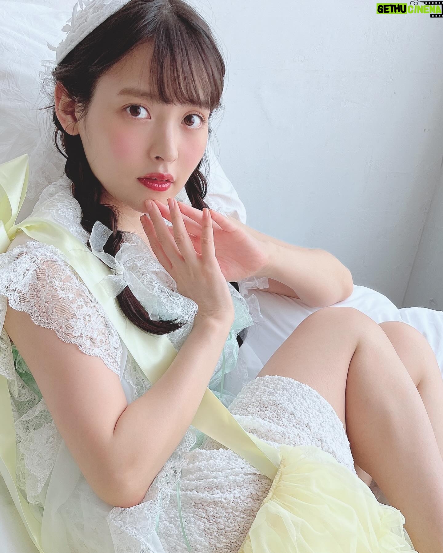 Sumire Uesaka Instagram - もくようび〜! 皆さま、すこやかにお過ごしですか? 5月が終わる?!と思ったら、もう1日ありましたね!まだ終わらんよ〜!! 最近はたくさん収録や撮影やレコーディングなどなどをしておりますよ! 現場が充実していて上坂さんはうれしい!! すこやか目指してがんばるぞ〜!! お写真は5月っぽい?色味のやつです! そして今日より「うる星やつら」ボーイ ミーツ ガール編がスタートします…!是非最後まで、お見逃しなく!! みなさま、どうぞすこやかな月末をお過ごしくださいませ〜! #上坂すみれ
