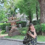 Sumire Uesaka Instagram - どようび〜！ 皆さま、すこやかにお過ごしでしょうか？ まだ載せていなかったタイの想い出お写真たち〜！ カオソーイというタイのカレーラーメンがすっごく美味しかったのです！そしてお昼のモクテル、フルーティで最高…ノンアルでもおいしいなんてすばらしい！ ワット・ポーの涅槃仏も見に行くことができました！なんという大きさ〜！！キラキラな寺院、美しかったです！ トゥクトゥクにも乗れましたよっ！タイといえばトゥクトゥク！かわいいトゥクトゥク！ ロシデレイベントもタイ観光も共に楽しまくったのでした！タイに連れてきてくれてありがとうアーリャさん…！！ お天気が春っぽかったり夏っぽかったりしますが、皆さま、体調に気をつけてまいりましょうね！ それでは、すこやかな週末をお過ごしくださいっ！ #上坂すみれ