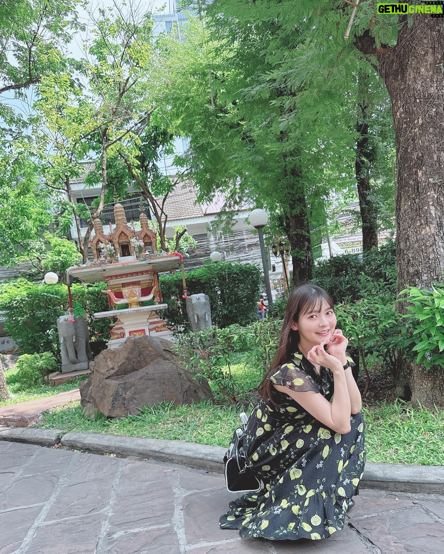 Sumire Uesaka Instagram - どようび〜! 皆さま、すこやかにお過ごしでしょうか? まだ載せていなかったタイの想い出お写真たち〜! カオソーイというタイのカレーラーメンがすっごく美味しかったのです!そしてお昼のモクテル、フルーティで最高…ノンアルでもおいしいなんてすばらしい! ワット・ポーの涅槃仏も見に行くことができました!なんという大きさ〜!!キラキラな寺院、美しかったです! トゥクトゥクにも乗れましたよっ!タイといえばトゥクトゥク!かわいいトゥクトゥク! ロシデレイベントもタイ観光も共に楽しまくったのでした!タイに連れてきてくれてありがとうアーリャさん…!! お天気が春っぽかったり夏っぽかったりしますが、皆さま、体調に気をつけてまいりましょうね! それでは、すこやかな週末をお過ごしくださいっ! #上坂すみれ