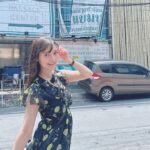 Sumire Uesaka Instagram - どようび〜！ 皆さま、すこやかにお過ごしでしょうか？ まだ載せていなかったタイの想い出お写真たち〜！ カオソーイというタイのカレーラーメンがすっごく美味しかったのです！そしてお昼のモクテル、フルーティで最高…ノンアルでもおいしいなんてすばらしい！ ワット・ポーの涅槃仏も見に行くことができました！なんという大きさ〜！！キラキラな寺院、美しかったです！ トゥクトゥクにも乗れましたよっ！タイといえばトゥクトゥク！かわいいトゥクトゥク！ ロシデレイベントもタイ観光も共に楽しまくったのでした！タイに連れてきてくれてありがとうアーリャさん…！！ お天気が春っぽかったり夏っぽかったりしますが、皆さま、体調に気をつけてまいりましょうね！ それでは、すこやかな週末をお過ごしくださいっ！ #上坂すみれ