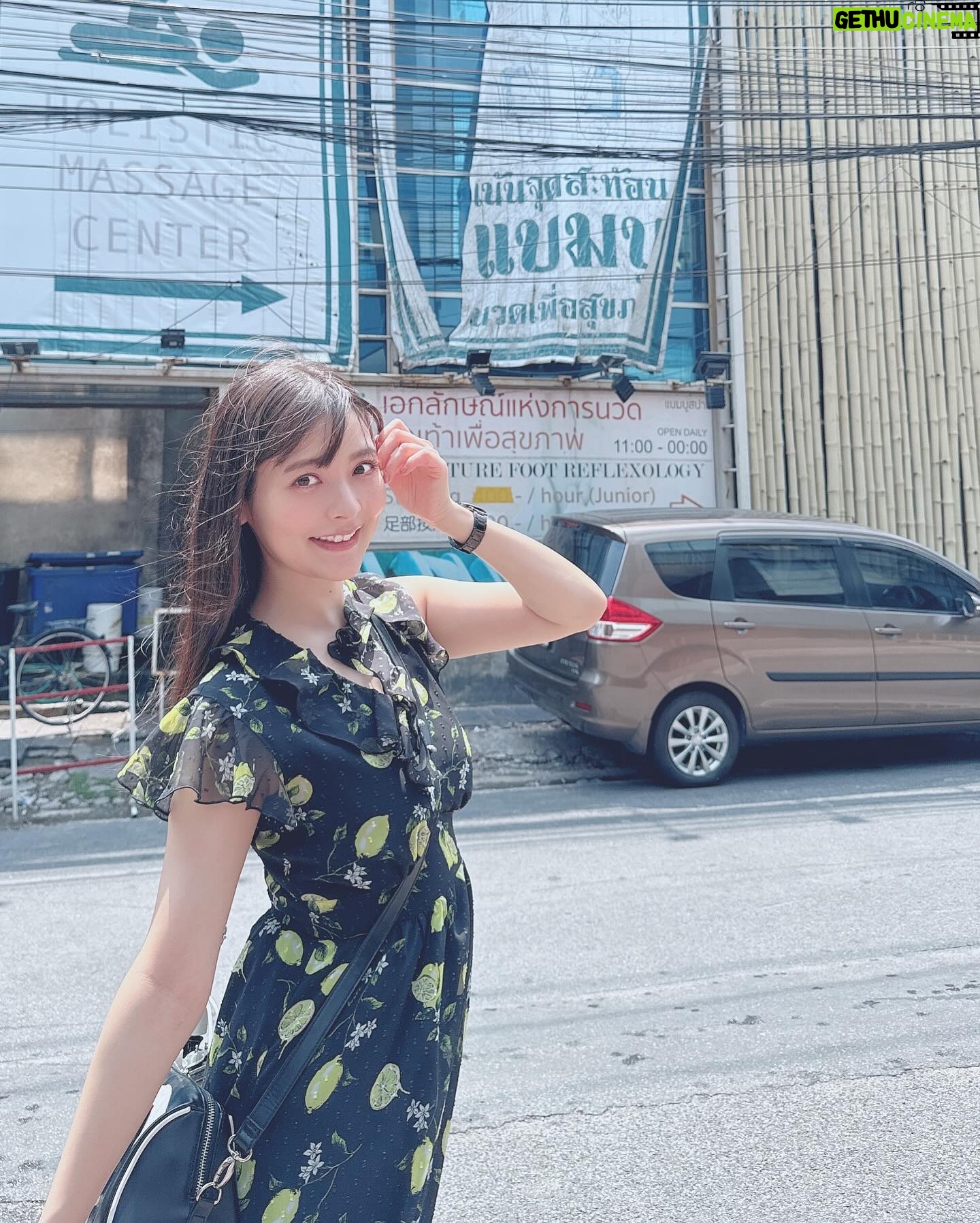 Sumire Uesaka Instagram - どようび〜! 皆さま、すこやかにお過ごしでしょうか? まだ載せていなかったタイの想い出お写真たち〜! カオソーイというタイのカレーラーメンがすっごく美味しかったのです!そしてお昼のモクテル、フルーティで最高…ノンアルでもおいしいなんてすばらしい! ワット・ポーの涅槃仏も見に行くことができました!なんという大きさ〜!!キラキラな寺院、美しかったです! トゥクトゥクにも乗れましたよっ!タイといえばトゥクトゥク!かわいいトゥクトゥク! ロシデレイベントもタイ観光も共に楽しまくったのでした!タイに連れてきてくれてありがとうアーリャさん…!! お天気が春っぽかったり夏っぽかったりしますが、皆さま、体調に気をつけてまいりましょうね! それでは、すこやかな週末をお過ごしくださいっ! #上坂すみれ
