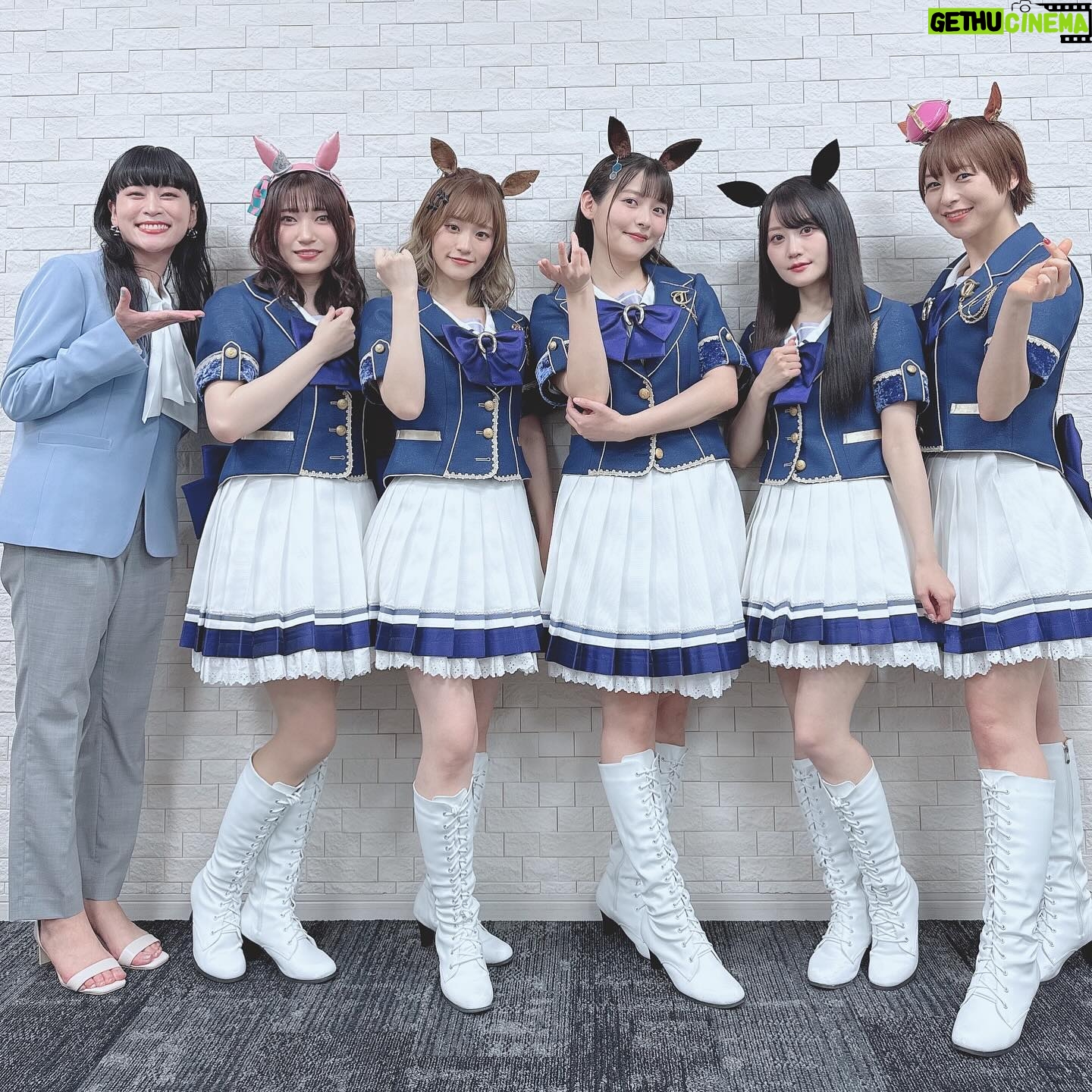 Sumire Uesaka Instagram - にちようび〜! 皆さま、すこやかにお過ごしですか? 劇場版「ウマ娘 新時代の扉」いよいよ公開がスタートしました〜っ! 早速ご覧くださった皆さま、ありがとうございますっ!! アグネスタキオンというキャラクターに出逢えたこと、そして劇場版という最高の舞台で走る彼女を演じられること、あらためて感謝しております。 ぜひぜひ、映画館のスクリーンを疾り抜ける彼女たちの生き様、叫び、本能の呼び声に…出逢ってください! 前に足を出すんだ…悩む暇なんてないっ! 初日舞台挨拶のときのお写真たちっ! バタバタでしたが撮れてよかった〜っ! 映画の感想もぜひ聞かせてくださいねっ! それでは皆さま、すこやかな日曜日をお過ごしくださいませ〜! #ウマ娘