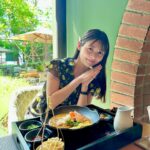 Sumire Uesaka Instagram - どようび〜！ 皆さま、すこやかにお過ごしでしょうか？ まだ載せていなかったタイの想い出お写真たち〜！ カオソーイというタイのカレーラーメンがすっごく美味しかったのです！そしてお昼のモクテル、フルーティで最高…ノンアルでもおいしいなんてすばらしい！ ワット・ポーの涅槃仏も見に行くことができました！なんという大きさ〜！！キラキラな寺院、美しかったです！ トゥクトゥクにも乗れましたよっ！タイといえばトゥクトゥク！かわいいトゥクトゥク！ ロシデレイベントもタイ観光も共に楽しまくったのでした！タイに連れてきてくれてありがとうアーリャさん…！！ お天気が春っぽかったり夏っぽかったりしますが、皆さま、体調に気をつけてまいりましょうね！ それでは、すこやかな週末をお過ごしくださいっ！ #上坂すみれ