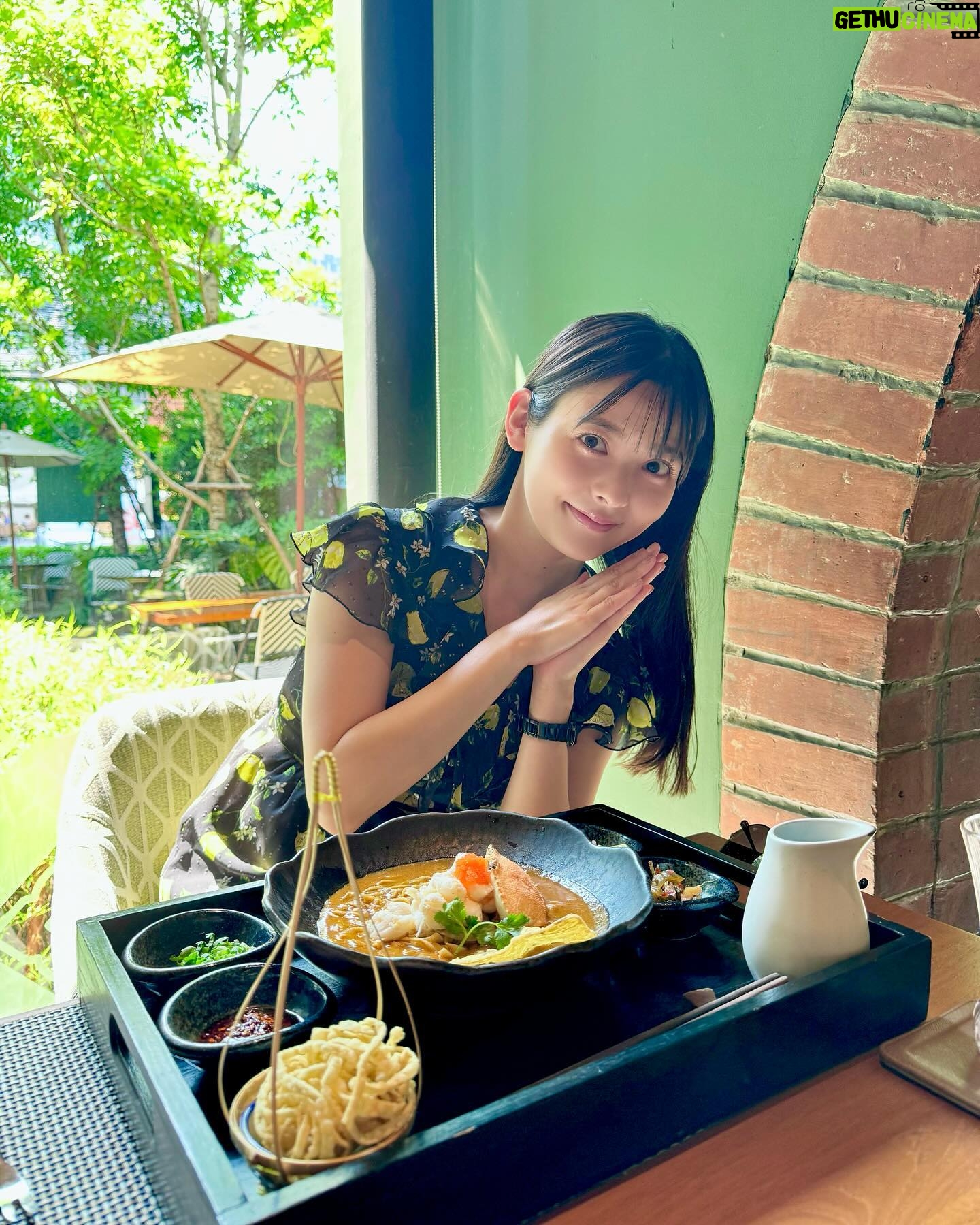 Sumire Uesaka Instagram - どようび〜! 皆さま、すこやかにお過ごしでしょうか? まだ載せていなかったタイの想い出お写真たち〜! カオソーイというタイのカレーラーメンがすっごく美味しかったのです!そしてお昼のモクテル、フルーティで最高…ノンアルでもおいしいなんてすばらしい! ワット・ポーの涅槃仏も見に行くことができました!なんという大きさ〜!!キラキラな寺院、美しかったです! トゥクトゥクにも乗れましたよっ!タイといえばトゥクトゥク!かわいいトゥクトゥク! ロシデレイベントもタイ観光も共に楽しまくったのでした!タイに連れてきてくれてありがとうアーリャさん…!! お天気が春っぽかったり夏っぽかったりしますが、皆さま、体調に気をつけてまいりましょうね! それでは、すこやかな週末をお過ごしくださいっ! #上坂すみれ
