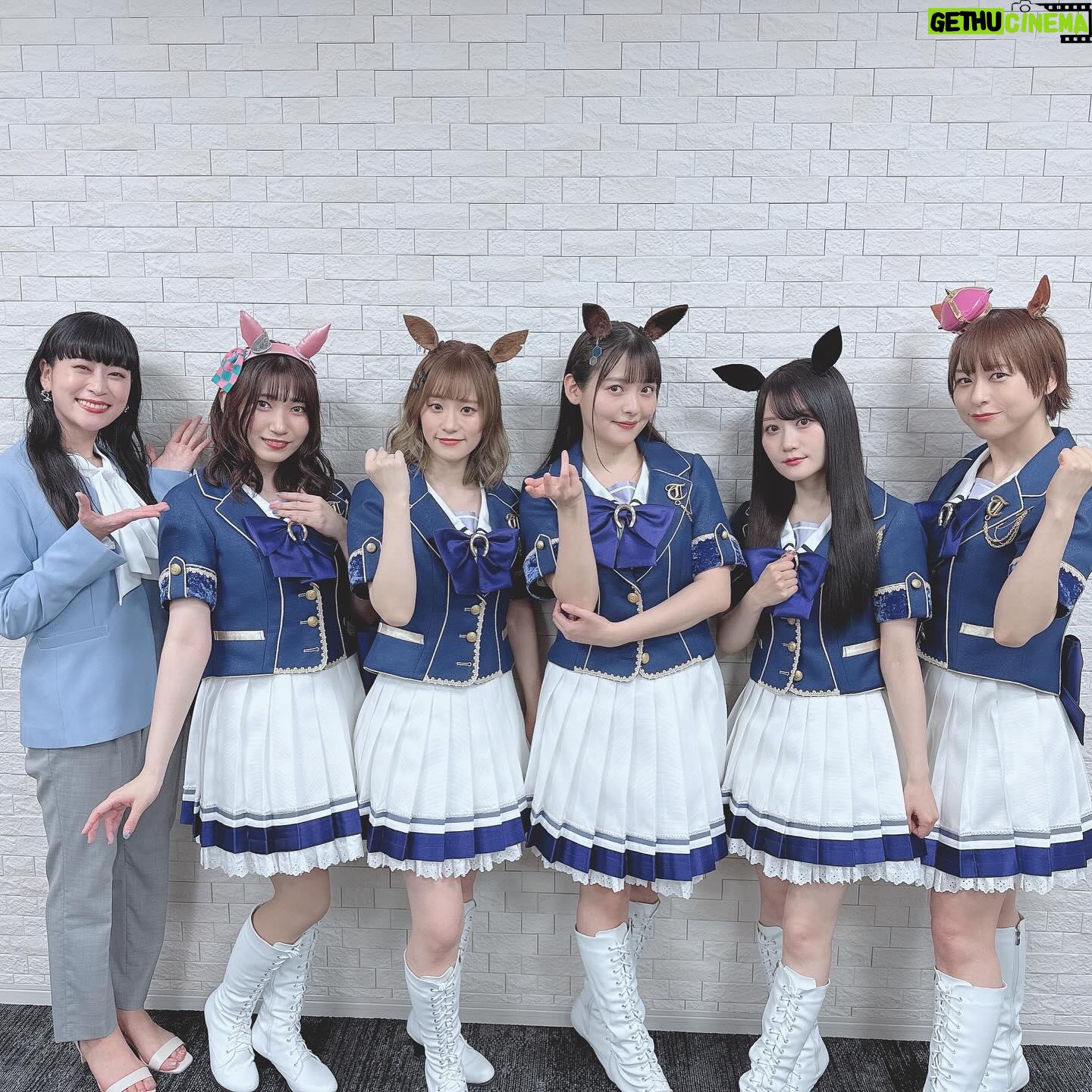 Sumire Uesaka Instagram - にちようび〜! 皆さま、すこやかにお過ごしですか? 劇場版「ウマ娘 新時代の扉」いよいよ公開がスタートしました〜っ! 早速ご覧くださった皆さま、ありがとうございますっ!! アグネスタキオンというキャラクターに出逢えたこと、そして劇場版という最高の舞台で走る彼女を演じられること、あらためて感謝しております。 ぜひぜひ、映画館のスクリーンを疾り抜ける彼女たちの生き様、叫び、本能の呼び声に…出逢ってください! 前に足を出すんだ…悩む暇なんてないっ! 初日舞台挨拶のときのお写真たちっ! バタバタでしたが撮れてよかった〜っ! 映画の感想もぜひ聞かせてくださいねっ! それでは皆さま、すこやかな日曜日をお過ごしくださいませ〜! #ウマ娘