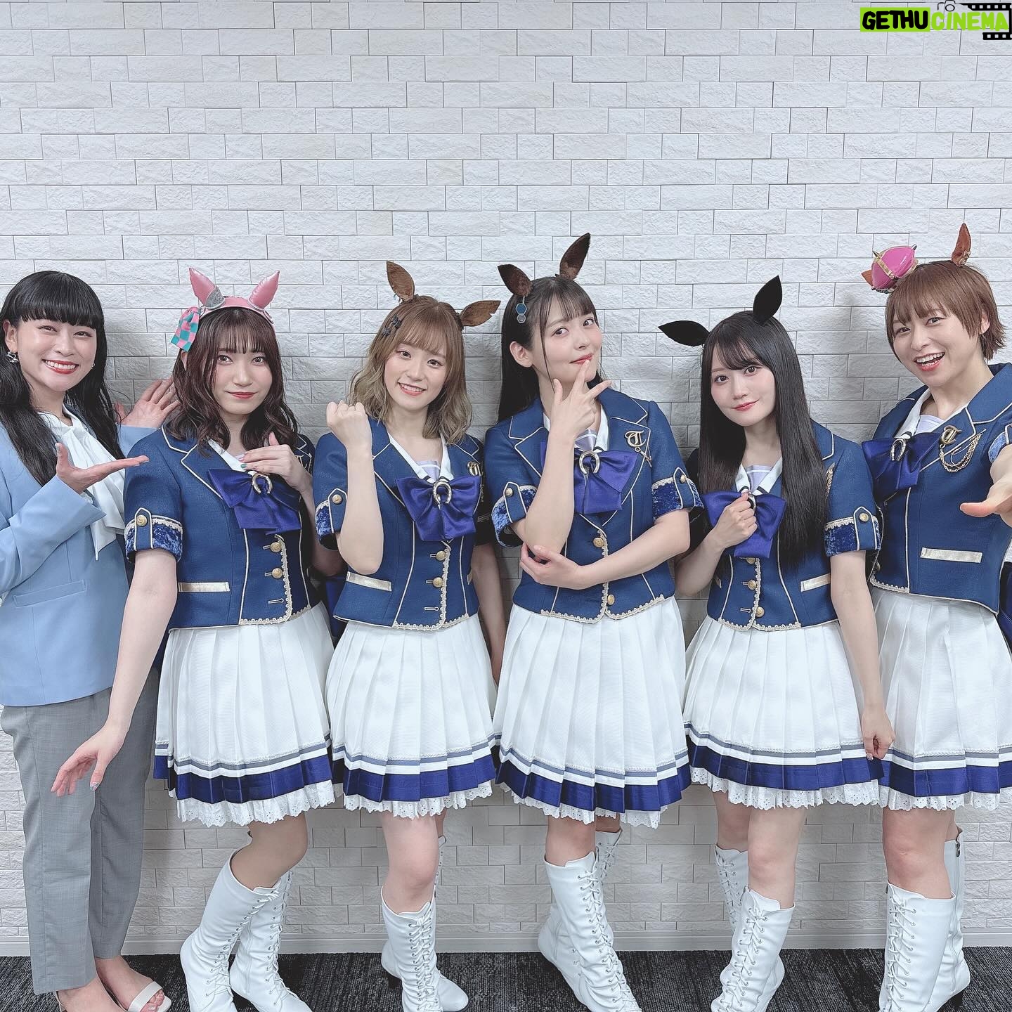 Sumire Uesaka Instagram - にちようび〜! 皆さま、すこやかにお過ごしですか? 劇場版「ウマ娘 新時代の扉」いよいよ公開がスタートしました〜っ! 早速ご覧くださった皆さま、ありがとうございますっ!! アグネスタキオンというキャラクターに出逢えたこと、そして劇場版という最高の舞台で走る彼女を演じられること、あらためて感謝しております。 ぜひぜひ、映画館のスクリーンを疾り抜ける彼女たちの生き様、叫び、本能の呼び声に…出逢ってください! 前に足を出すんだ…悩む暇なんてないっ! 初日舞台挨拶のときのお写真たちっ! バタバタでしたが撮れてよかった〜っ! 映画の感想もぜひ聞かせてくださいねっ! それでは皆さま、すこやかな日曜日をお過ごしくださいませ〜! #ウマ娘