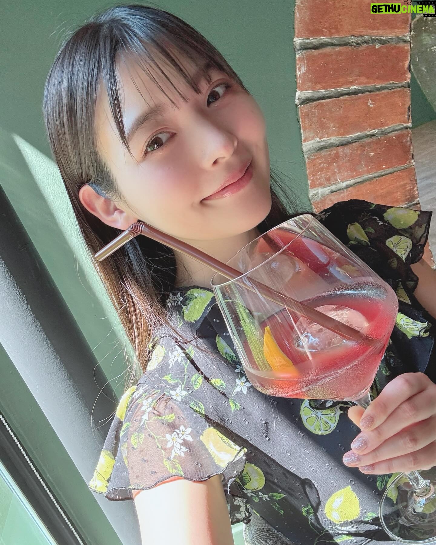 Sumire Uesaka Instagram - どようび〜! 皆さま、すこやかにお過ごしでしょうか? まだ載せていなかったタイの想い出お写真たち〜! カオソーイというタイのカレーラーメンがすっごく美味しかったのです!そしてお昼のモクテル、フルーティで最高…ノンアルでもおいしいなんてすばらしい! ワット・ポーの涅槃仏も見に行くことができました!なんという大きさ〜!!キラキラな寺院、美しかったです! トゥクトゥクにも乗れましたよっ!タイといえばトゥクトゥク!かわいいトゥクトゥク! ロシデレイベントもタイ観光も共に楽しまくったのでした!タイに連れてきてくれてありがとうアーリャさん…!! お天気が春っぽかったり夏っぽかったりしますが、皆さま、体調に気をつけてまいりましょうね! それでは、すこやかな週末をお過ごしくださいっ! #上坂すみれ