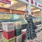 Sumire Uesaka Instagram - どようび〜！ 皆さま、すこやかにお過ごしでしょうか？ まだ載せていなかったタイの想い出お写真たち〜！ カオソーイというタイのカレーラーメンがすっごく美味しかったのです！そしてお昼のモクテル、フルーティで最高…ノンアルでもおいしいなんてすばらしい！ ワット・ポーの涅槃仏も見に行くことができました！なんという大きさ〜！！キラキラな寺院、美しかったです！ トゥクトゥクにも乗れましたよっ！タイといえばトゥクトゥク！かわいいトゥクトゥク！ ロシデレイベントもタイ観光も共に楽しまくったのでした！タイに連れてきてくれてありがとうアーリャさん…！！ お天気が春っぽかったり夏っぽかったりしますが、皆さま、体調に気をつけてまいりましょうね！ それでは、すこやかな週末をお過ごしくださいっ！ #上坂すみれ