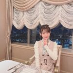 Sumire Uesaka Instagram - げつようび〜！ そして、ゴールデンウィーク！ですねっ！ 皆さま、すこやかにお過ごしですか？ こちらは急に暑さを感じるお天気になりました！あつぅ！！ 冷房のスイッチを入れる日も近いですぞ…？！ ゴールデンウィークを大満喫なみなさまも、労働万歳！なみなさまも、楽しくすこやかに過ごせますようにっ！ お写真はいつぞやの横浜のレストランロケのお写真です！横浜の〜！夜景〜！ひゃっほーい！！ それでは皆さま、今週もすこやかにまいりましょう〜っ！ #上坂すみれ
