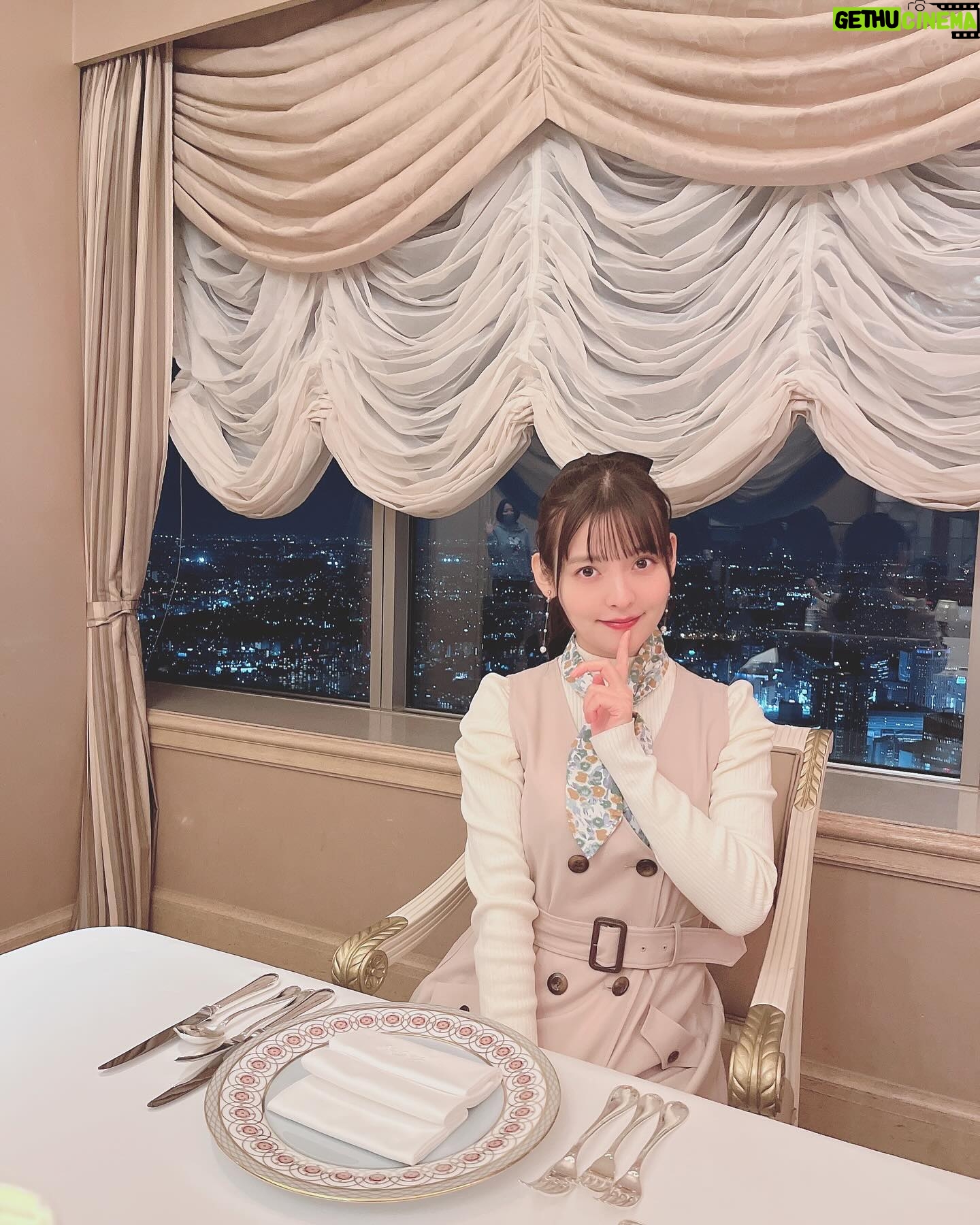 Sumire Uesaka Instagram - げつようび〜! そして、ゴールデンウィーク!ですねっ! 皆さま、すこやかにお過ごしですか? こちらは急に暑さを感じるお天気になりました!あつぅ!! 冷房のスイッチを入れる日も近いですぞ…?! ゴールデンウィークを大満喫なみなさまも、労働万歳!なみなさまも、楽しくすこやかに過ごせますようにっ! お写真はいつぞやの横浜のレストランロケのお写真です!横浜の〜!夜景〜!ひゃっほーい!! それでは皆さま、今週もすこやかにまいりましょう〜っ! #上坂すみれ