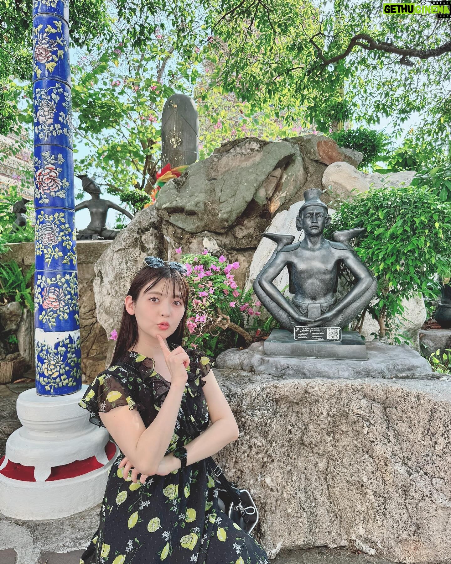 Sumire Uesaka Instagram - どようび〜! 皆さま、すこやかにお過ごしでしょうか? まだ載せていなかったタイの想い出お写真たち〜! カオソーイというタイのカレーラーメンがすっごく美味しかったのです!そしてお昼のモクテル、フルーティで最高…ノンアルでもおいしいなんてすばらしい! ワット・ポーの涅槃仏も見に行くことができました!なんという大きさ〜!!キラキラな寺院、美しかったです! トゥクトゥクにも乗れましたよっ!タイといえばトゥクトゥク!かわいいトゥクトゥク! ロシデレイベントもタイ観光も共に楽しまくったのでした!タイに連れてきてくれてありがとうアーリャさん…!! お天気が春っぽかったり夏っぽかったりしますが、皆さま、体調に気をつけてまいりましょうね! それでは、すこやかな週末をお過ごしくださいっ! #上坂すみれ