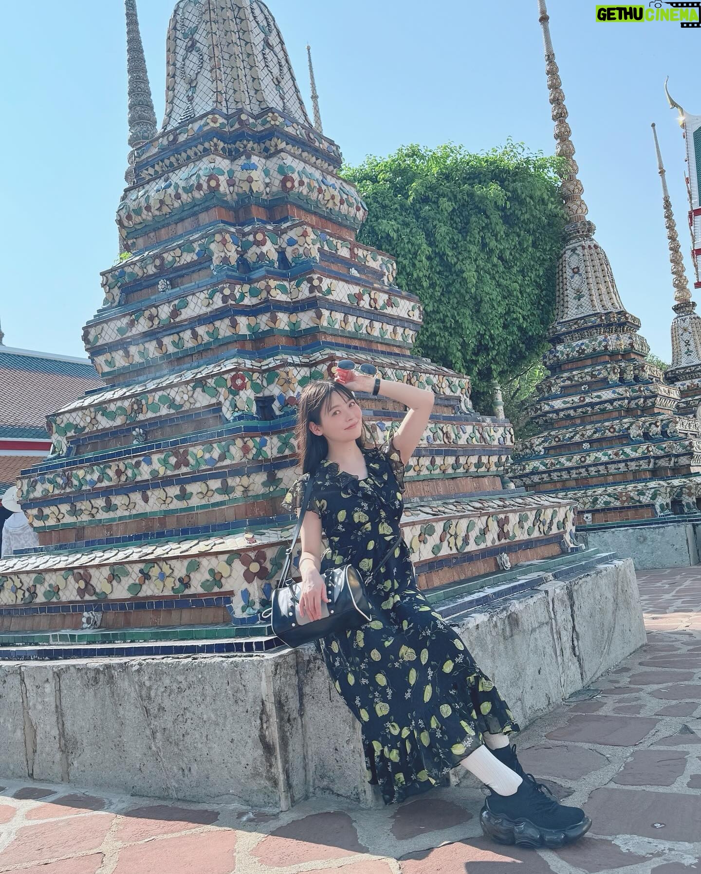 Sumire Uesaka Instagram - どようび〜! 皆さま、すこやかにお過ごしでしょうか? まだ載せていなかったタイの想い出お写真たち〜! カオソーイというタイのカレーラーメンがすっごく美味しかったのです!そしてお昼のモクテル、フルーティで最高…ノンアルでもおいしいなんてすばらしい! ワット・ポーの涅槃仏も見に行くことができました!なんという大きさ〜!!キラキラな寺院、美しかったです! トゥクトゥクにも乗れましたよっ!タイといえばトゥクトゥク!かわいいトゥクトゥク! ロシデレイベントもタイ観光も共に楽しまくったのでした!タイに連れてきてくれてありがとうアーリャさん…!! お天気が春っぽかったり夏っぽかったりしますが、皆さま、体調に気をつけてまいりましょうね! それでは、すこやかな週末をお過ごしくださいっ! #上坂すみれ
