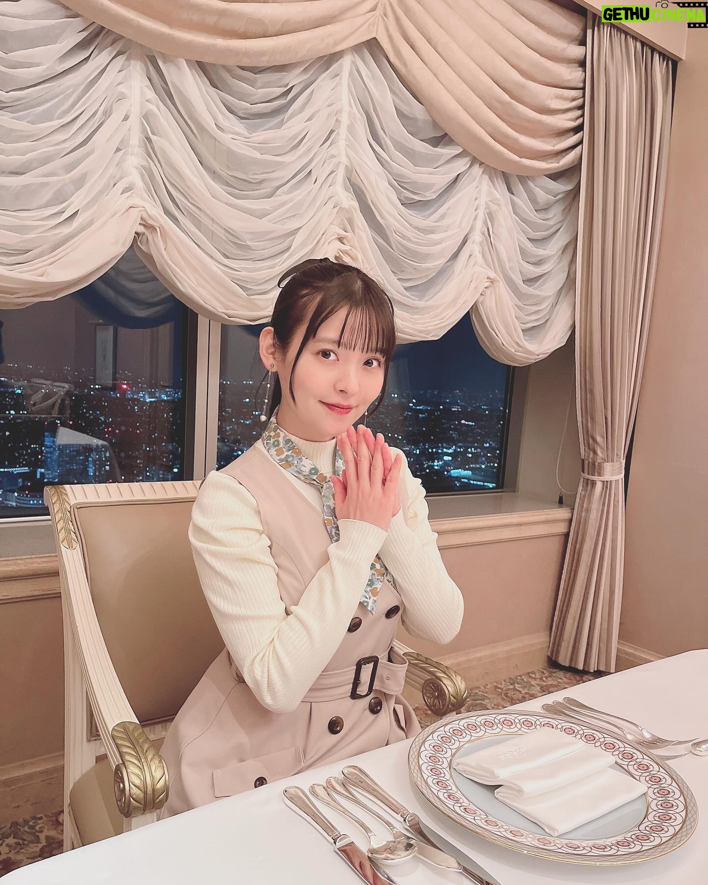 Sumire Uesaka Instagram - げつようび〜! そして、ゴールデンウィーク!ですねっ! 皆さま、すこやかにお過ごしですか? こちらは急に暑さを感じるお天気になりました!あつぅ!! 冷房のスイッチを入れる日も近いですぞ…?! ゴールデンウィークを大満喫なみなさまも、労働万歳!なみなさまも、楽しくすこやかに過ごせますようにっ! お写真はいつぞやの横浜のレストランロケのお写真です!横浜の〜!夜景〜!ひゃっほーい!! それでは皆さま、今週もすこやかにまいりましょう〜っ! #上坂すみれ