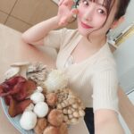Sumire Uesaka Instagram - きんようび〜！ 皆さま、今週も一週間おつかれさまでしたっ！ そして5月よさようなら〜！！ 五月病にも負けないあなたは超！えらーい！！ 負けてもいいんだよ〜！！ 載せそびれなお写真がたくさんあることに気づいたので、ぼちぼち載せてゆきますねっ！ これは「闇鍋」を作った日のお写真です⌒°( ´∀`)°⌒ 私はきのこ鍋が好きですぞ！菌よ今夜もありがとう〜！ それではみなさま、すこやかな金曜日を過ごしましょうねっ！ #上坂すみれ