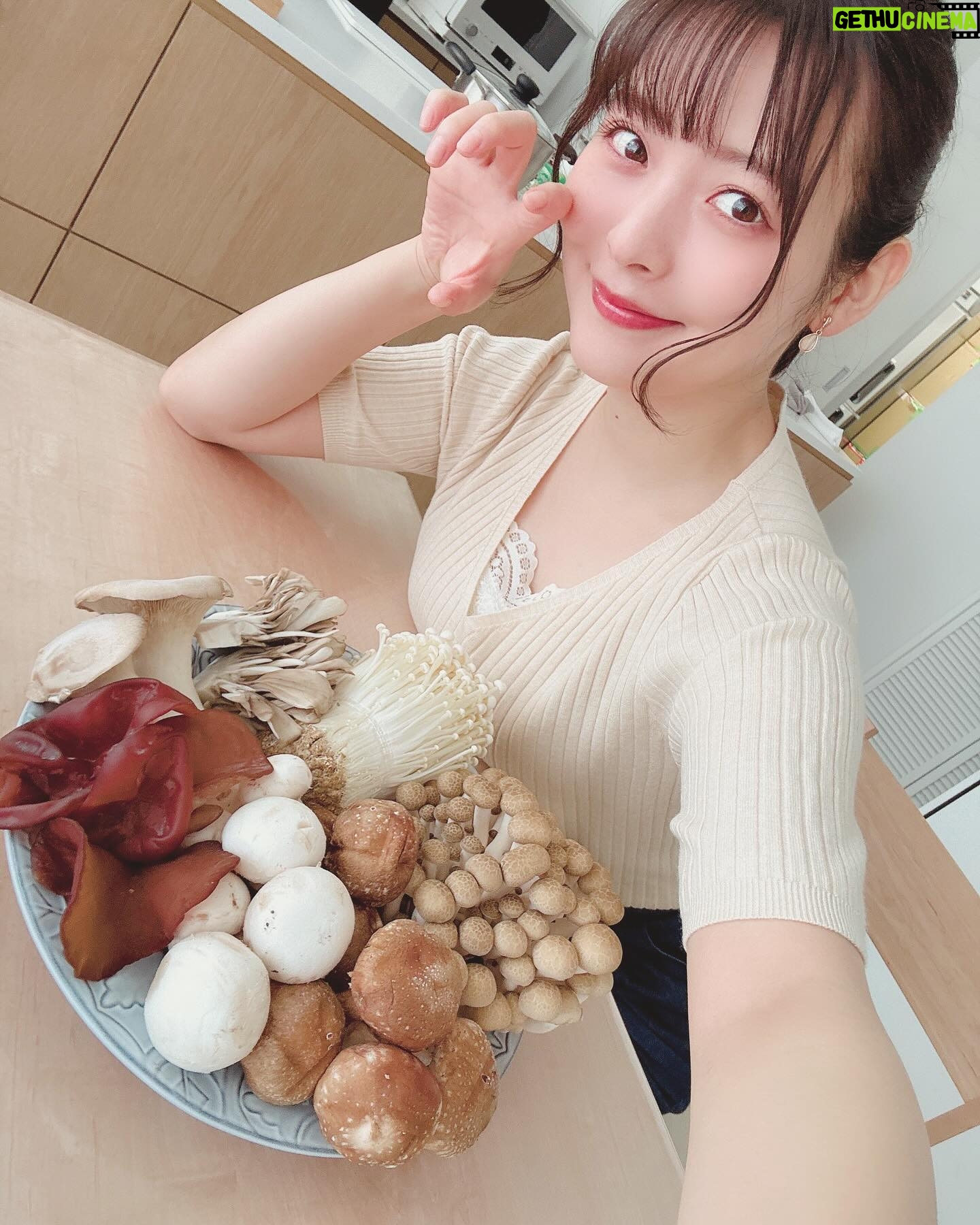 Sumire Uesaka Instagram - きんようび〜! 皆さま、今週も一週間おつかれさまでしたっ! そして5月よさようなら〜!! 五月病にも負けないあなたは超!えらーい!! 負けてもいいんだよ〜!! 載せそびれなお写真がたくさんあることに気づいたので、ぼちぼち載せてゆきますねっ! これは「闇鍋」を作った日のお写真です⌒°( ´∀`)°⌒ 私はきのこ鍋が好きですぞ!菌よ今夜もありがとう〜! それではみなさま、すこやかな金曜日を過ごしましょうねっ! #上坂すみれ