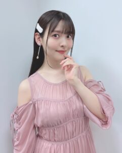 Sumire Uesaka Instagram - きょうから夜あそびです！！！ せりこさーん！！わーい！！ たのもしーい！！ありがとうー！！！！ 衣装　@stylist_tanakaayumi ヘアメイク　@yumikasawanishi