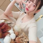 Sumire Uesaka Instagram - きんようび〜！ 皆さま、今週も一週間おつかれさまでしたっ！ そして5月よさようなら〜！！ 五月病にも負けないあなたは超！えらーい！！ 負けてもいいんだよ〜！！ 載せそびれなお写真がたくさんあることに気づいたので、ぼちぼち載せてゆきますねっ！ これは「闇鍋」を作った日のお写真です⌒°( ´∀`)°⌒ 私はきのこ鍋が好きですぞ！菌よ今夜もありがとう〜！ それではみなさま、すこやかな金曜日を過ごしましょうねっ！ #上坂すみれ
