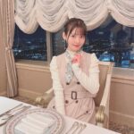 Sumire Uesaka Instagram - げつようび〜！ そして、ゴールデンウィーク！ですねっ！ 皆さま、すこやかにお過ごしですか？ こちらは急に暑さを感じるお天気になりました！あつぅ！！ 冷房のスイッチを入れる日も近いですぞ…？！ ゴールデンウィークを大満喫なみなさまも、労働万歳！なみなさまも、楽しくすこやかに過ごせますようにっ！ お写真はいつぞやの横浜のレストランロケのお写真です！横浜の〜！夜景〜！ひゃっほーい！！ それでは皆さま、今週もすこやかにまいりましょう〜っ！ #上坂すみれ