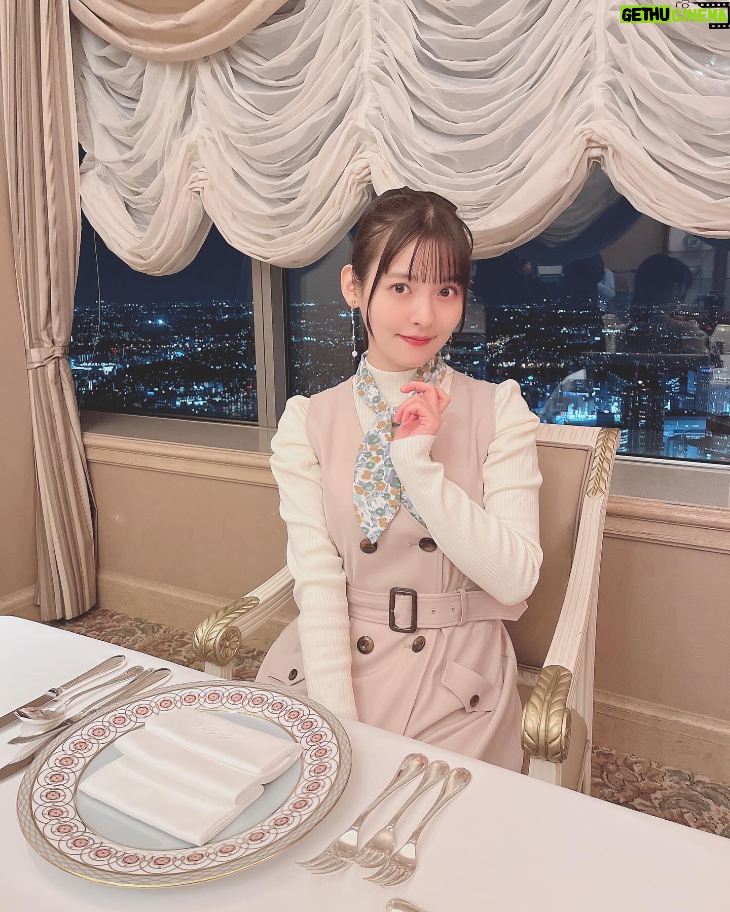 Sumire Uesaka Instagram - げつようび〜! そして、ゴールデンウィーク!ですねっ! 皆さま、すこやかにお過ごしですか? こちらは急に暑さを感じるお天気になりました!あつぅ!! 冷房のスイッチを入れる日も近いですぞ…?! ゴールデンウィークを大満喫なみなさまも、労働万歳!なみなさまも、楽しくすこやかに過ごせますようにっ! お写真はいつぞやの横浜のレストランロケのお写真です!横浜の〜!夜景〜!ひゃっほーい!! それでは皆さま、今週もすこやかにまいりましょう〜っ! #上坂すみれ