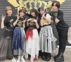 Sumire Uesaka Instagram - もくようび〜！ 朝〜！おっはようございます！ 皆さま、今週もすこやかにお過ごしでしょうか？ エックスには投稿していましたが、私は舞台「サイボーグ009」を観劇したり、ポッケのゆりさんと東京競馬場に行ったり、カレー機関で提督とRanger!したりと、お仕事以外もすこやかハッピーな週末を過ごしたりしておりました！ 競馬場のごはんがまた、美味しいのですよね…！！ そして、まだ載せていなかったキンスパ2日目のお写真たちです〜っ！ あらためて…すごい二日間だったなぁ…！ 想い出、たくさんできましたっ！またこうして、キンスパメンバーの一員としてステージに立てる日がきますように…！ 皆さま、ありがとうございましたっ！ それでは本日も、すこやかにまいりましょうねっ！ #上坂すみれ