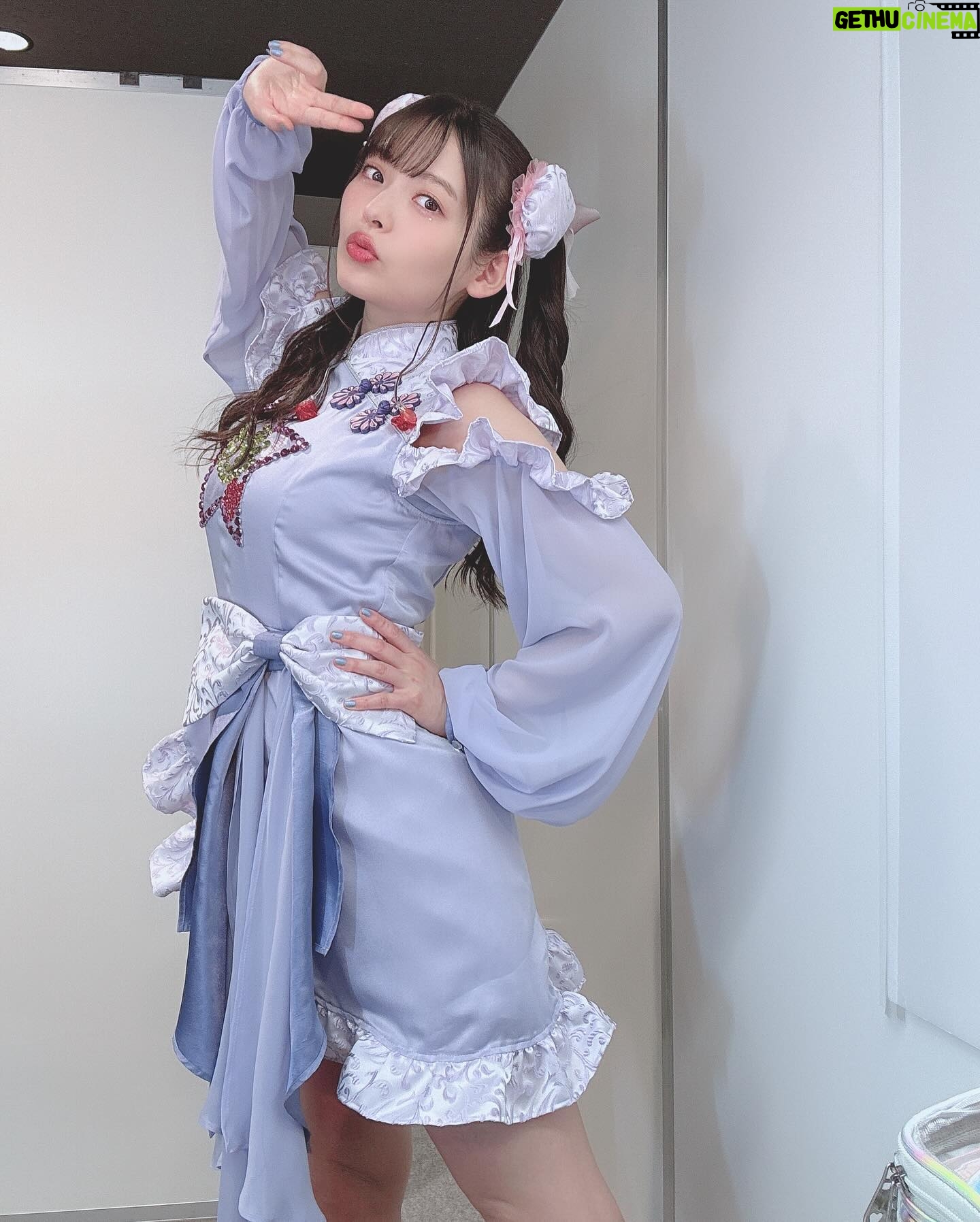 Sumire Uesaka Instagram - かようび〜! みなさま、すこやかにお過ごしですかっ? キンスパのお衣装お写真です〜! 1日目はお団子カバー、2日目はツインテールでしたっ! キンスパ、あらためて本当に途方もない歴史的なお祭りでした…!!!! アニソンの歴史、ライブの感動、素敵なものがたくさんつまった、愛しかない空間に、自分もアーティストとして並ばせていただいていることが…夢のような、不思議なような、誇らしいような!本当に、ありがとうございますっ! またこんな幸福なステージに立てる日まで…ますます、がんばりますねっ! 9月のベストツアーもぜひぜひよろしくお願いしますっ! アーティストのみなさまとの想い出お写真もまたのせますね〜っ! それでは皆さま、今週もすこやかにまいりましょうね〜っ! #上坂すみれ