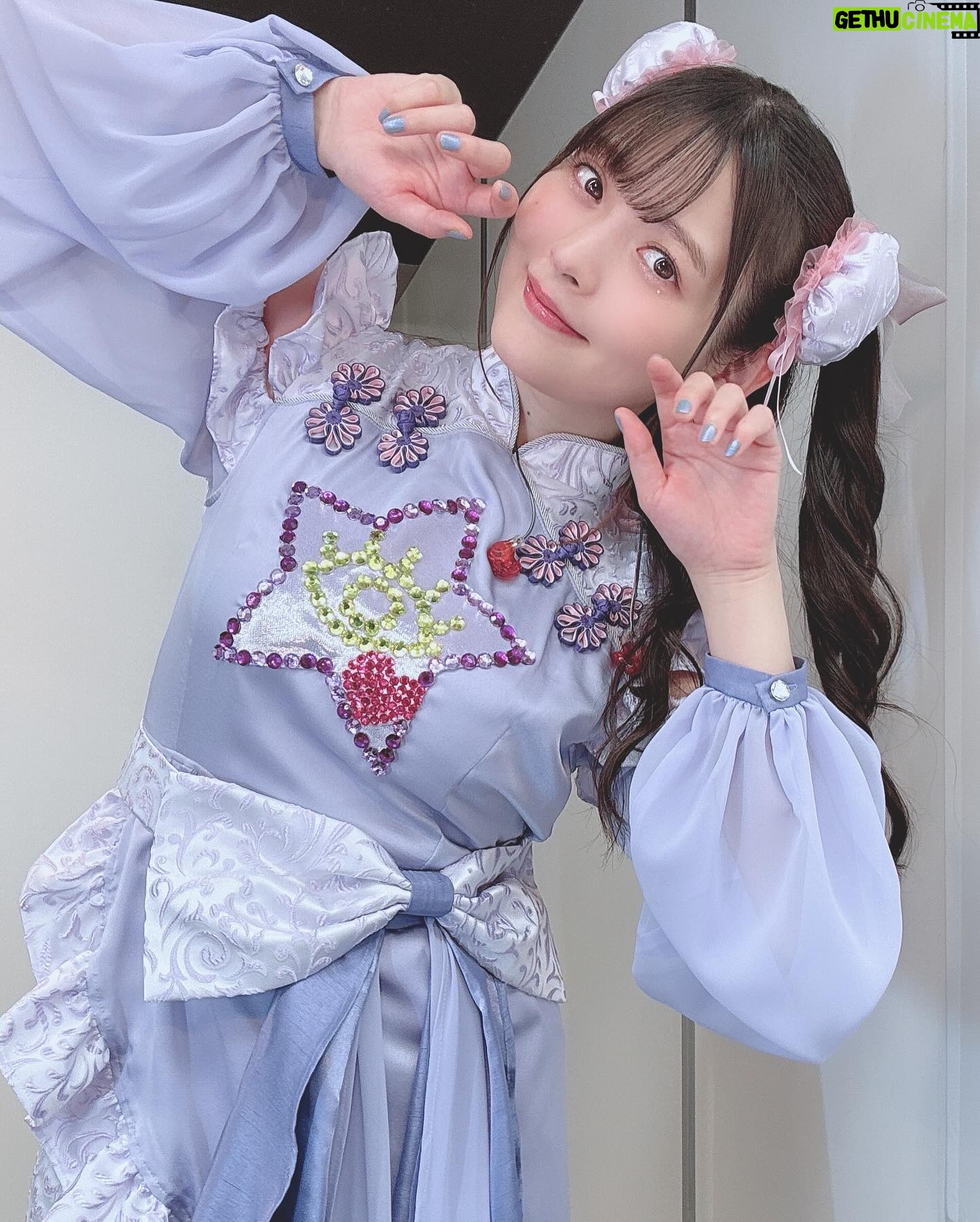 Sumire Uesaka Instagram - かようび〜! みなさま、すこやかにお過ごしですかっ? キンスパのお衣装お写真です〜! 1日目はお団子カバー、2日目はツインテールでしたっ! キンスパ、あらためて本当に途方もない歴史的なお祭りでした…!!!! アニソンの歴史、ライブの感動、素敵なものがたくさんつまった、愛しかない空間に、自分もアーティストとして並ばせていただいていることが…夢のような、不思議なような、誇らしいような!本当に、ありがとうございますっ! またこんな幸福なステージに立てる日まで…ますます、がんばりますねっ! 9月のベストツアーもぜひぜひよろしくお願いしますっ! アーティストのみなさまとの想い出お写真もまたのせますね〜っ! それでは皆さま、今週もすこやかにまいりましょうね〜っ! #上坂すみれ
