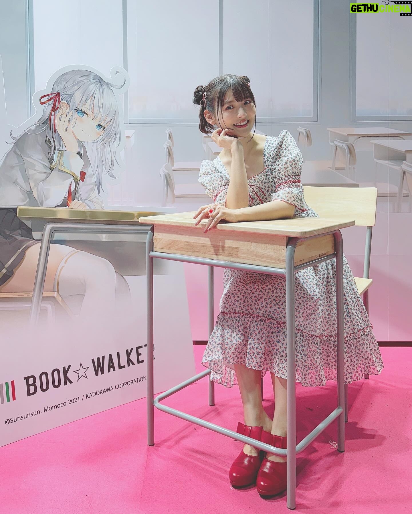 Sumire Uesaka Instagram - かようび〜! 皆さま、すこやかにお過ごしですかっ? 私はタイから日本に帰ってきましたよ〜!雨ですね〜!! 足元に気をつけて、のんびりまいりましょうね(`°ω°´) そしてタイでは、ロシデレのトーク&サイン会イベントに参加してきましたっ! タイの皆さま、ロシデレ愛が本当にすごいのですっ! アーリャさんがたくさんの方に愛されていて、嬉しくなりました…!!イベントではロシデレブースも大展開されていましたっ!かわいいうれしい!!会場がコミケ的な雰囲気でテンションあがりまくりでした! あと、移動用のお車がかっこよくて記念写真とりました(*・∀・*) 他にも想い出写真があるので、次にのせますねっ!本場のトムヤムクンおいしい〜〜〜!! それでは皆さま、今週もすこやかにまいりましょう〜っ! #ロシデレ #上坂すみれ
