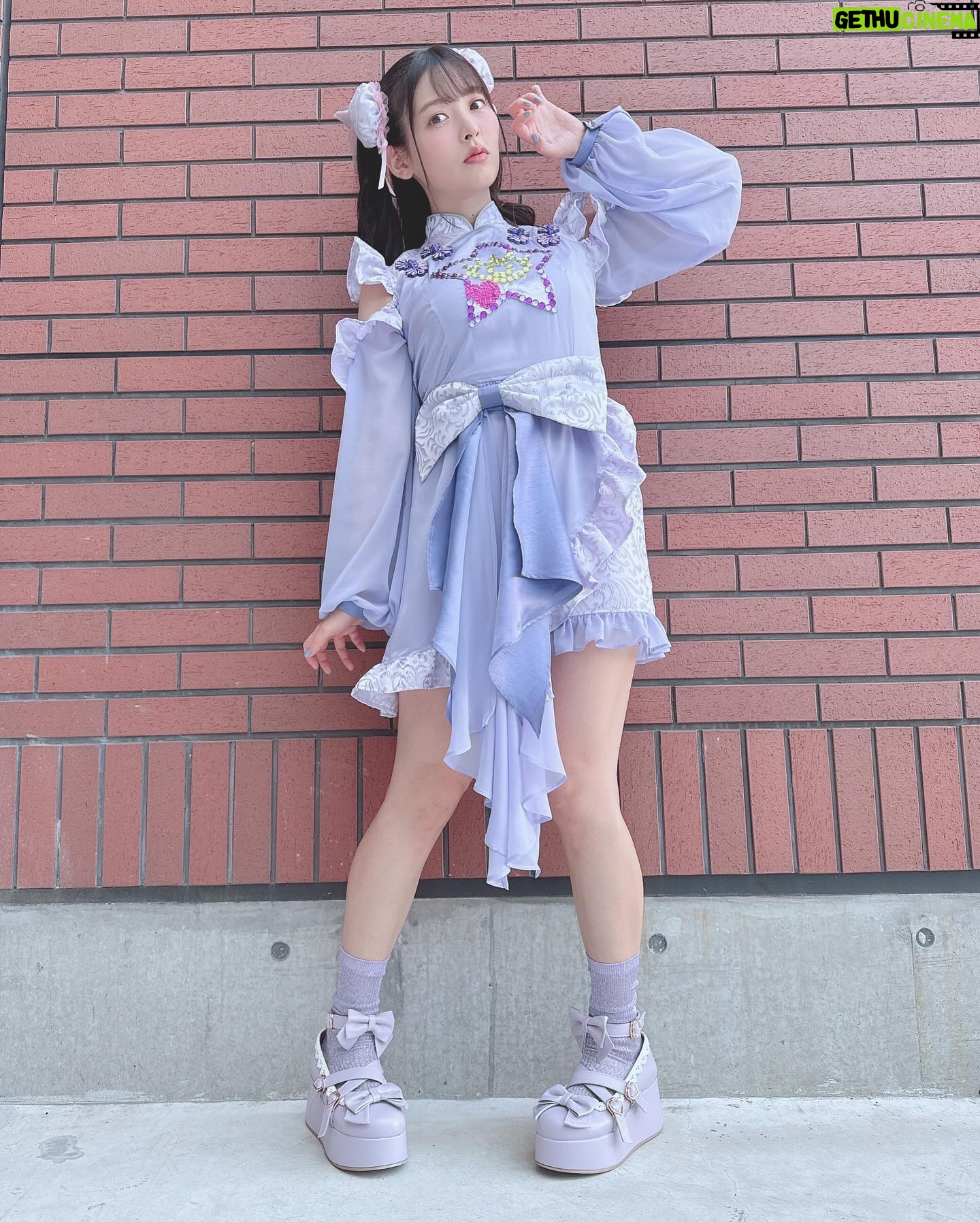 Sumire Uesaka Instagram - かようび〜! みなさま、すこやかにお過ごしですかっ? キンスパのお衣装お写真です〜! 1日目はお団子カバー、2日目はツインテールでしたっ! キンスパ、あらためて本当に途方もない歴史的なお祭りでした…!!!! アニソンの歴史、ライブの感動、素敵なものがたくさんつまった、愛しかない空間に、自分もアーティストとして並ばせていただいていることが…夢のような、不思議なような、誇らしいような!本当に、ありがとうございますっ! またこんな幸福なステージに立てる日まで…ますます、がんばりますねっ! 9月のベストツアーもぜひぜひよろしくお願いしますっ! アーティストのみなさまとの想い出お写真もまたのせますね〜っ! それでは皆さま、今週もすこやかにまいりましょうね〜っ! #上坂すみれ