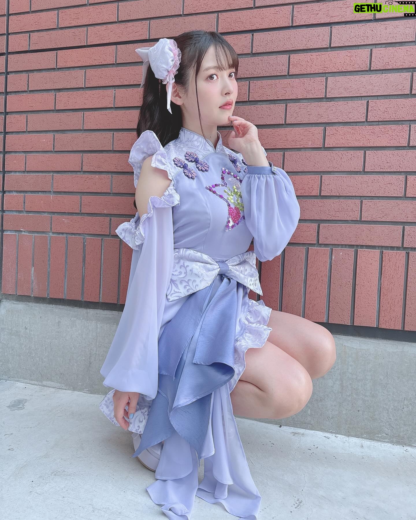 Sumire Uesaka Instagram - かようび〜! みなさま、すこやかにお過ごしですかっ? キンスパのお衣装お写真です〜! 1日目はお団子カバー、2日目はツインテールでしたっ! キンスパ、あらためて本当に途方もない歴史的なお祭りでした…!!!! アニソンの歴史、ライブの感動、素敵なものがたくさんつまった、愛しかない空間に、自分もアーティストとして並ばせていただいていることが…夢のような、不思議なような、誇らしいような!本当に、ありがとうございますっ! またこんな幸福なステージに立てる日まで…ますます、がんばりますねっ! 9月のベストツアーもぜひぜひよろしくお願いしますっ! アーティストのみなさまとの想い出お写真もまたのせますね〜っ! それでは皆さま、今週もすこやかにまいりましょうね〜っ! #上坂すみれ