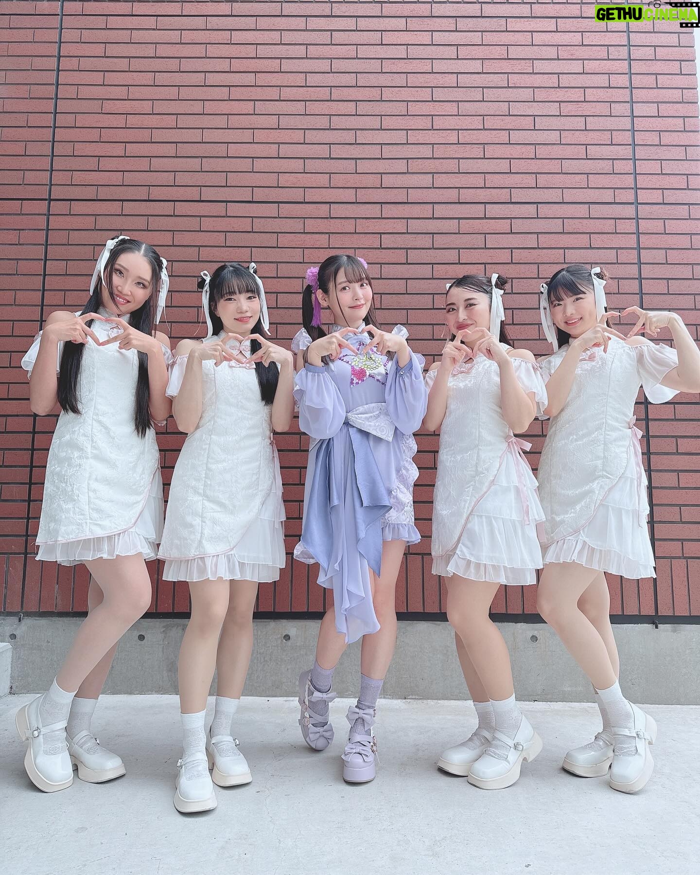 Sumire Uesaka Instagram - かようび〜! みなさま、すこやかにお過ごしですかっ? キンスパのお衣装お写真です〜! 1日目はお団子カバー、2日目はツインテールでしたっ! キンスパ、あらためて本当に途方もない歴史的なお祭りでした…!!!! アニソンの歴史、ライブの感動、素敵なものがたくさんつまった、愛しかない空間に、自分もアーティストとして並ばせていただいていることが…夢のような、不思議なような、誇らしいような!本当に、ありがとうございますっ! またこんな幸福なステージに立てる日まで…ますます、がんばりますねっ! 9月のベストツアーもぜひぜひよろしくお願いしますっ! アーティストのみなさまとの想い出お写真もまたのせますね〜っ! それでは皆さま、今週もすこやかにまいりましょうね〜っ! #上坂すみれ